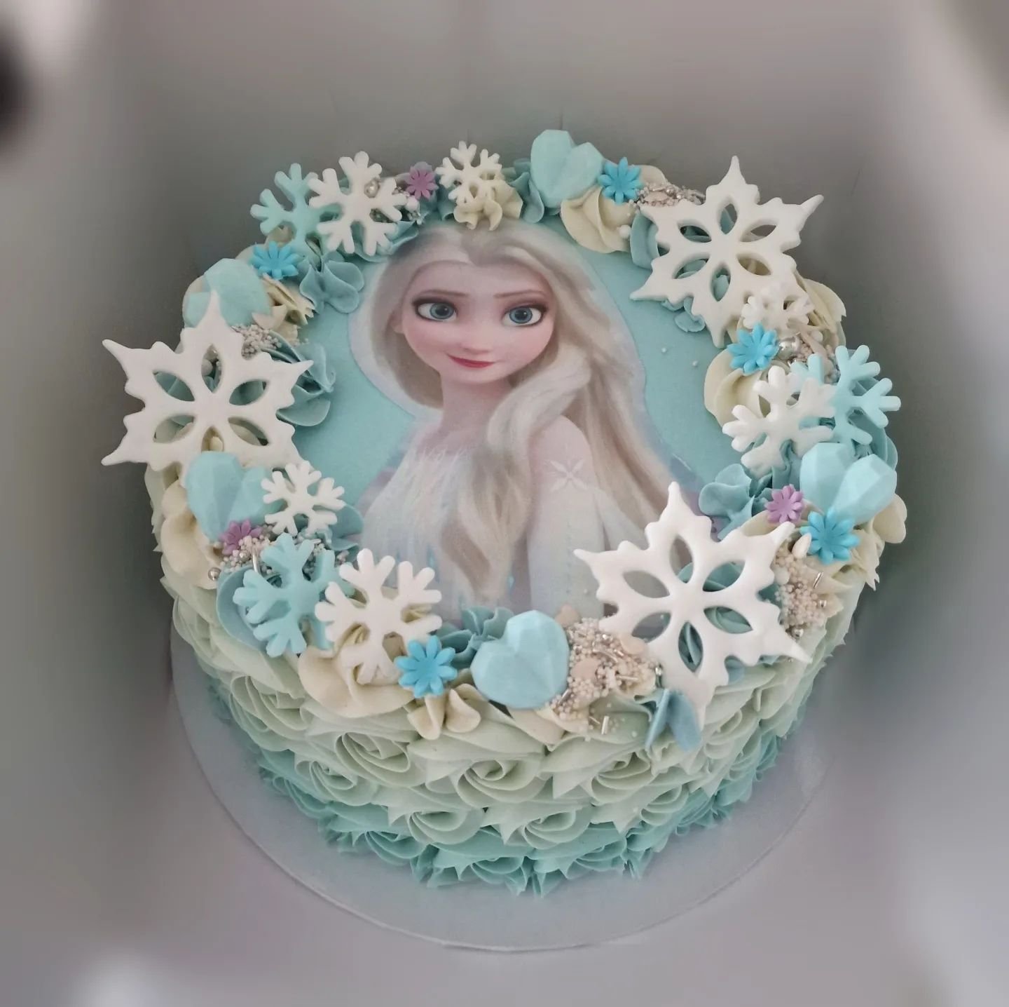 T&auml;m&auml; tytt&ouml;jen suosikki pit&auml;&auml; pintansa vuodesta toiseen. Ja on muuten itselleni varma korvamadon aiheuttaja 😅 Soiko sinullakin p&auml;&auml;ss&auml; &quot;Let it go&quot; jos n&auml;et aiheeseen liittyv&auml;n kuvan?

#frozen