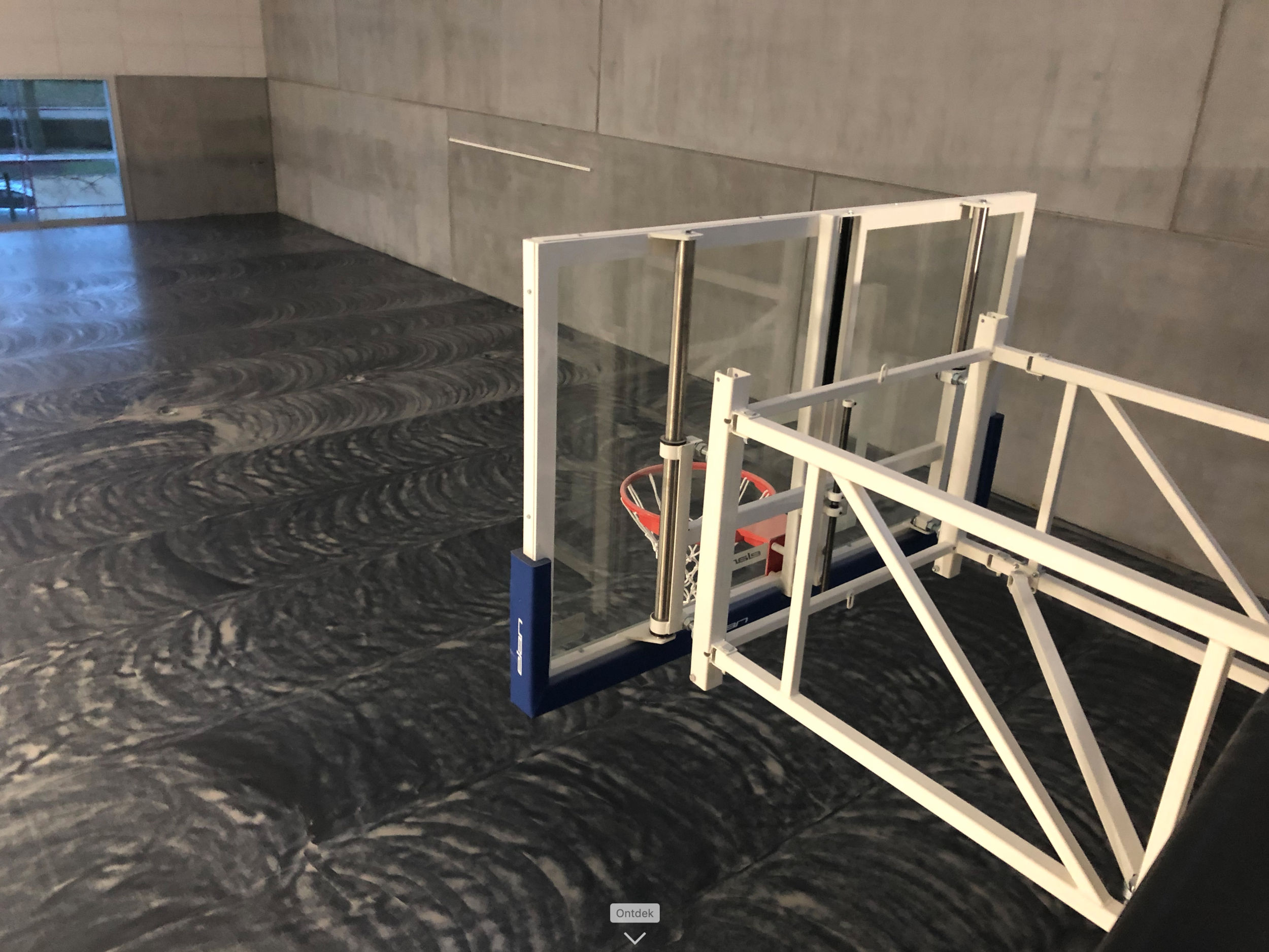 Het gebouw is helemaal waterdicht. En kijk eens: de goals hangen er al!