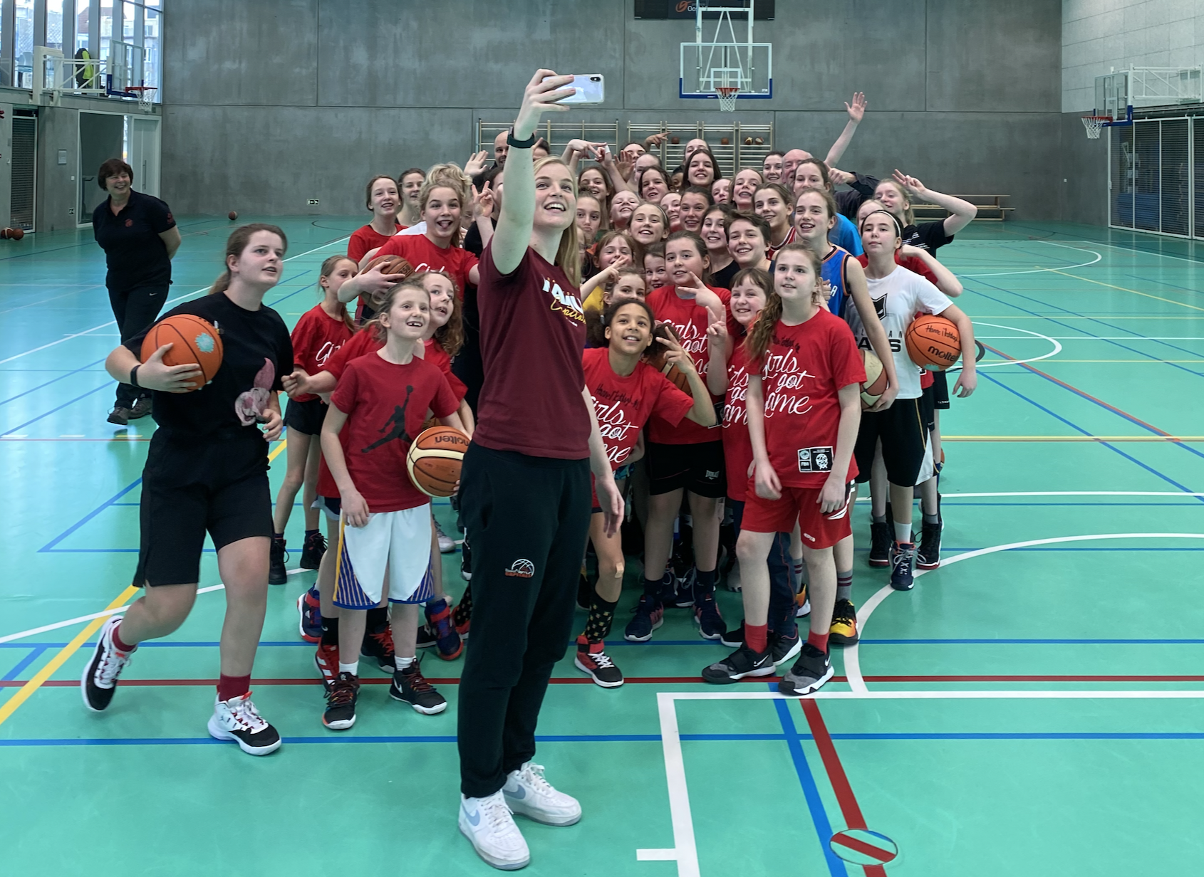 Surprise! Belgian Cat Hanne Mestdagh bezoekt “Girls Only” stage bij Amon Jeugd Gentson en maakt 50 jonge basketsters helemaal happy.