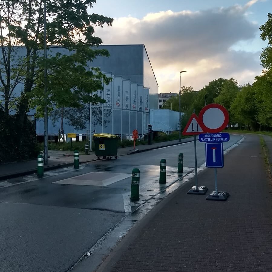 Opgelet: door wegenwerken op de stadsring van Gent, is de Henleykaai niet bereikbaar via normale weg. Alles moet tegen de rijrichting inrijden vanuit Koning Albert l-laan, er staan borden plaatselijk verkeer. #komoptijd