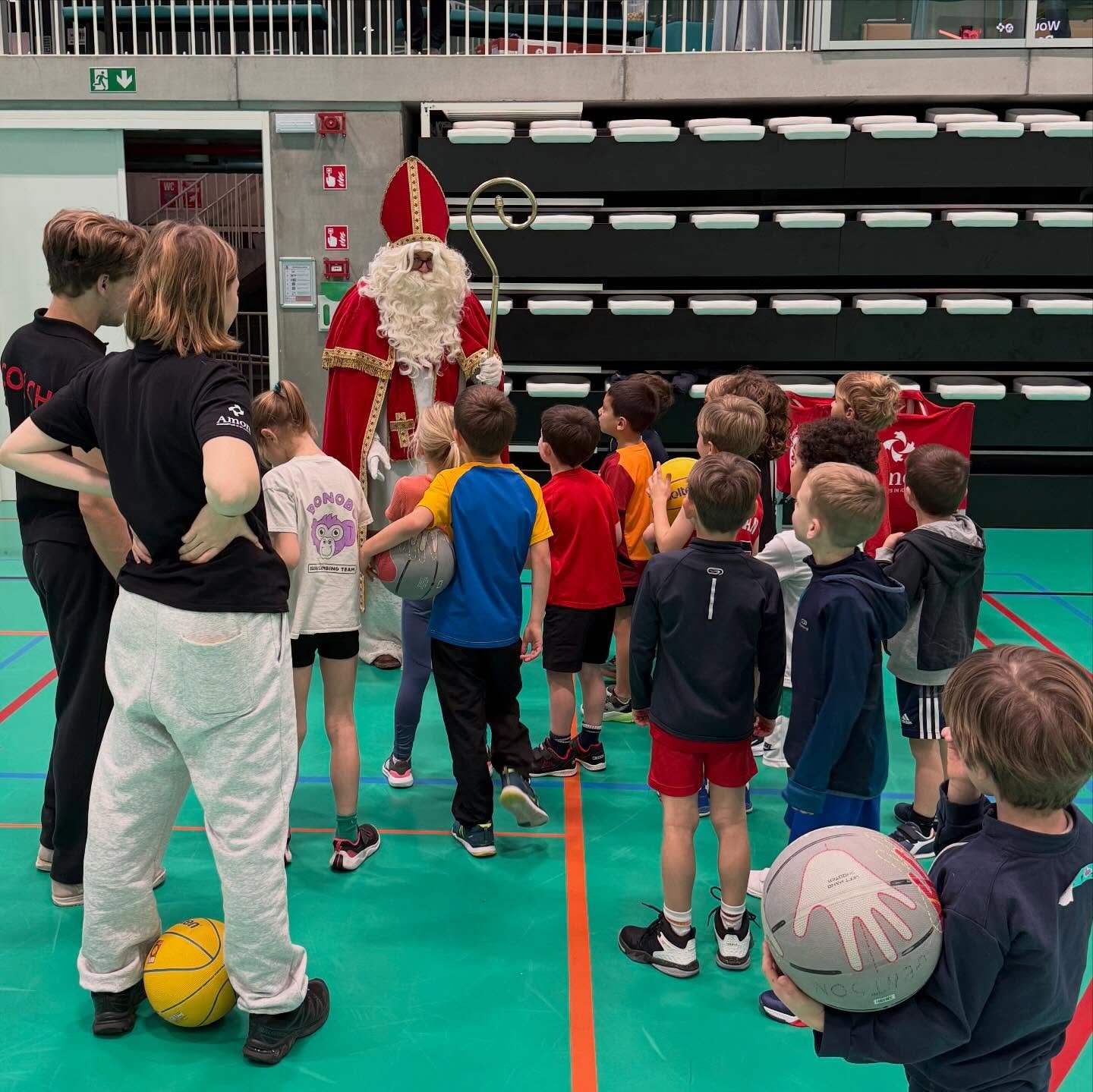 Kijk eens wie er langskwam op onze multimove! Er waren alleen maar blije kinderen (&eacute;n coaches) 👌🏀 #sinterklaas