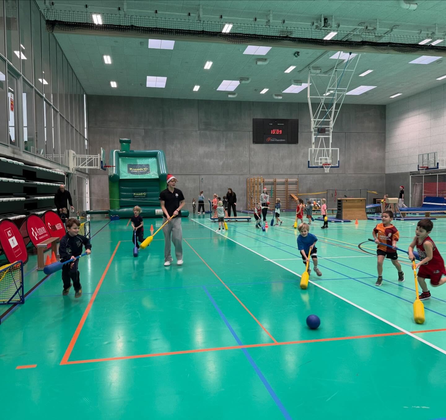 Fantastische start van onze KwadrO Famiiiedag: meer dan 40 multimovers konden zich uitleven op ons kerstparcours. Dank aan de coaches voor de schitterende begeleiding en aan Santa&rsquo;s Big Helpers van het vrijwilligersteam. Met dank aan de support