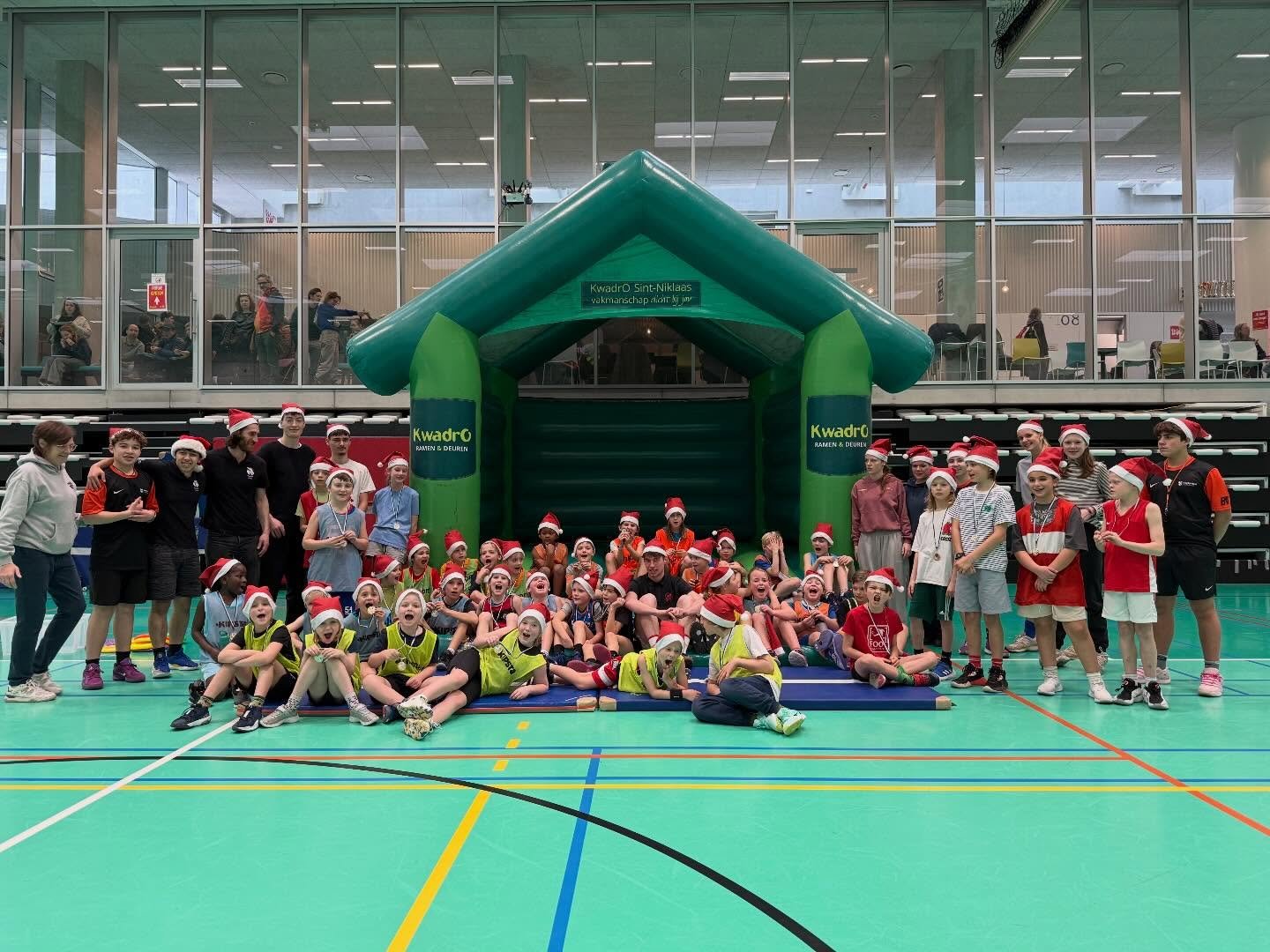 Deel 2 van onze KwadrO Familiedag met 45 spelers van de Start-To-Basket en U8 die hun eerste tornooitje speelden. Dank aan onze supercoaches voor dd begeleiding en de vrijwilligers voor de helpende handen. Leuk om zoveel blije gezichten te zien, spel