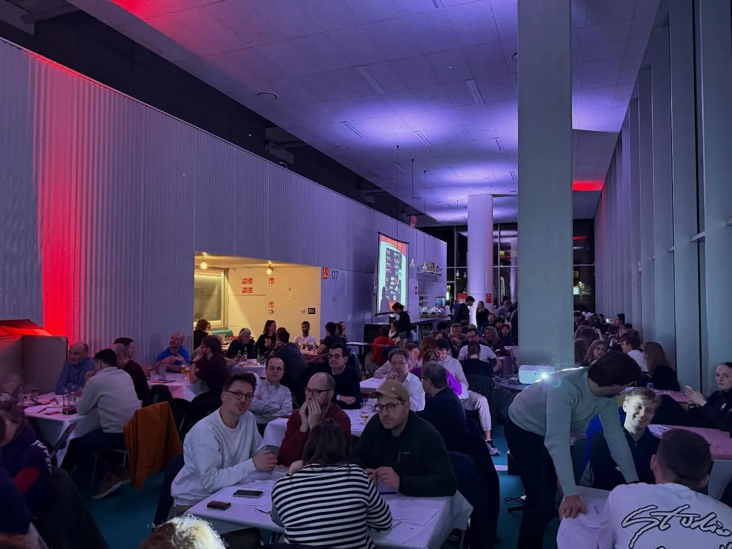 🚀 Spanning - Suspense - Bordje gemengd - Oeroboeros: werkelijk alle ingredi&euml;nten waren aanwezig voor onze jaarlijkse Amon Jeugd Gentson Quiz: quizmaster @johan.eeckhout was in topform - de jury bij de pinken - het eventteam onvermoeibaar - en d