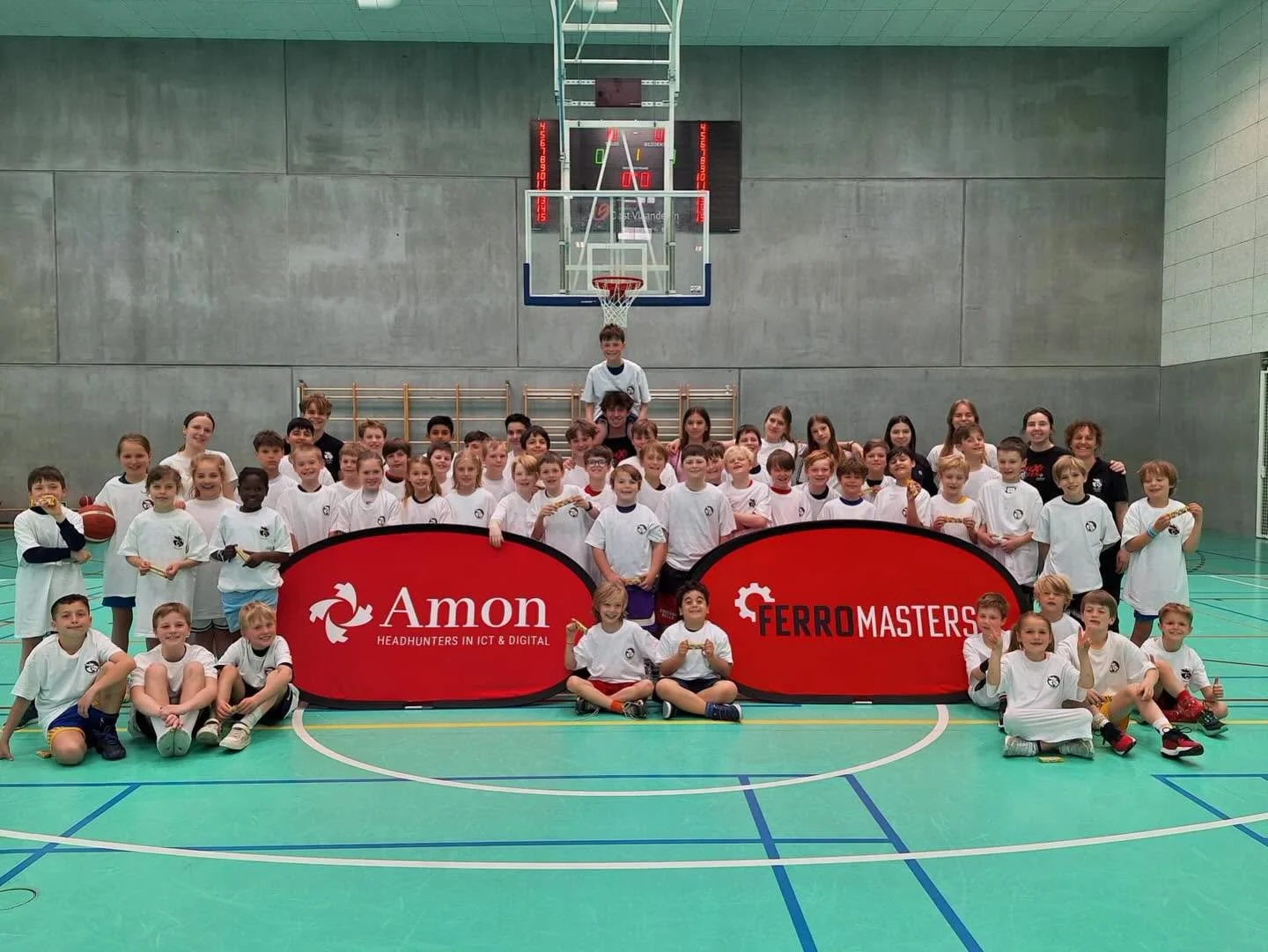 Terugblik op alweer twee fantastische stagegroepen tijdens ons paaskamp: net geen 100 (55 U8~U12 en 44 U14~U16) spelers kregen een leuk / uitdagend / gevarieerd programma voorgeschoteld dankzij een energiek topteam van jonge en senior coaches die het