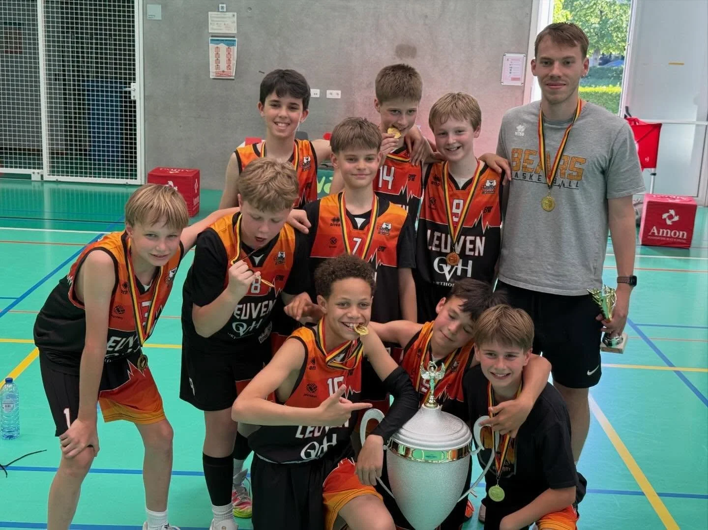 Team Leuven Bears A wint de 3e Editie van de Spring Cup &ldquo;Jacques Blondeel&rdquo; ten koste van Amon Jeugd Gentson A die verdiend zilver pakt. @bbc.gullegem pakt mooi de derde plaats tegen @holstra_wings. Maar ook @basketwaregem - @ldpdonza @fre