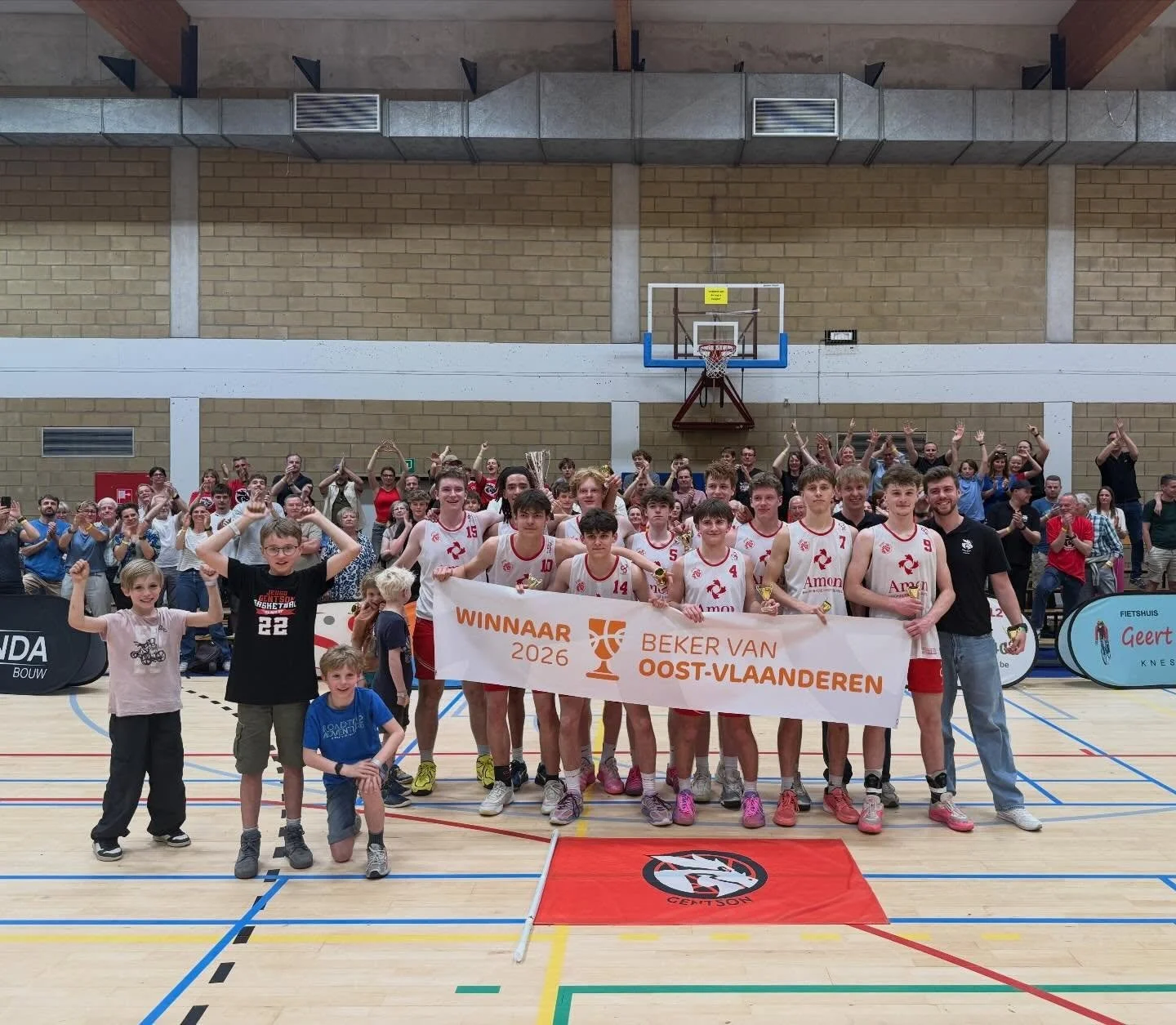 Bekerwinnaars U18B. Bekroning van een superseizoen. Merci coaches @iansaey &amp; @seppecleemput , de ploegverantwoordelijken @mdevrieze &amp; @desmet.anneke, alle teamouders en alle meegekomen supporters #gentsononeteam❤️ #wegrowtalent❤️