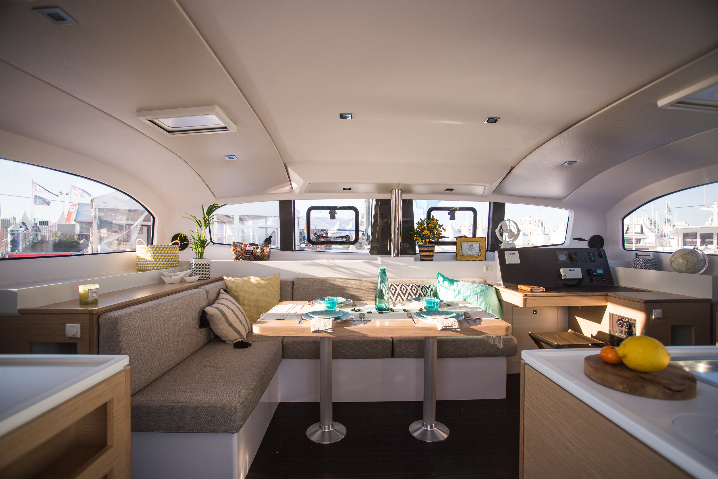 outremer_catamaran_45_interieur_carre.jpg