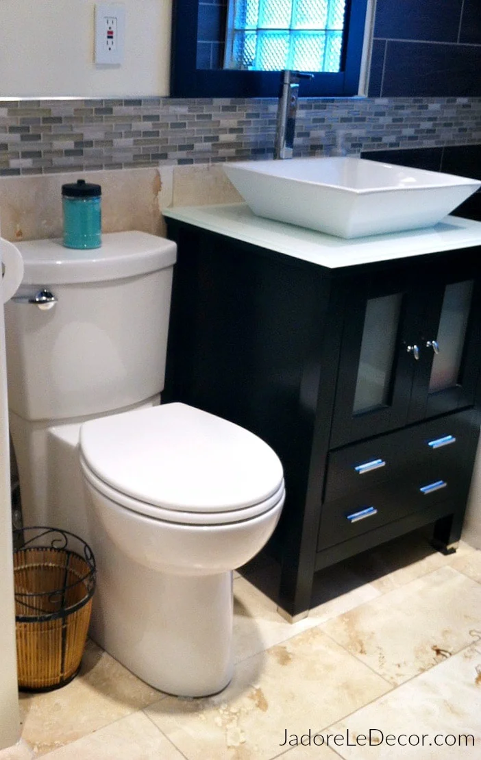 www.JadoreLeDecor.com | An alternative solution to the area behind the commode.| Small space living | Small bathroom