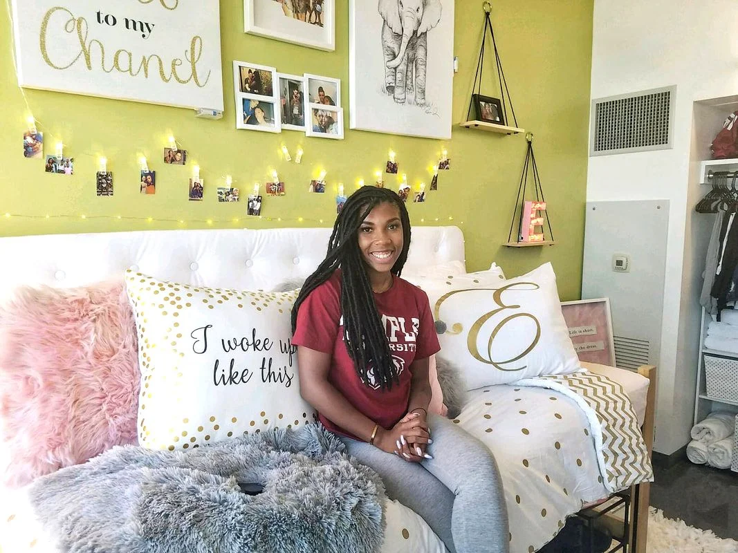 www.JadoreLeDecor.com | A real life example of how one family teamed up to help their student create a dorm room that is totally #snatched (that means cool). #dormlife | Small space living | College Dorms