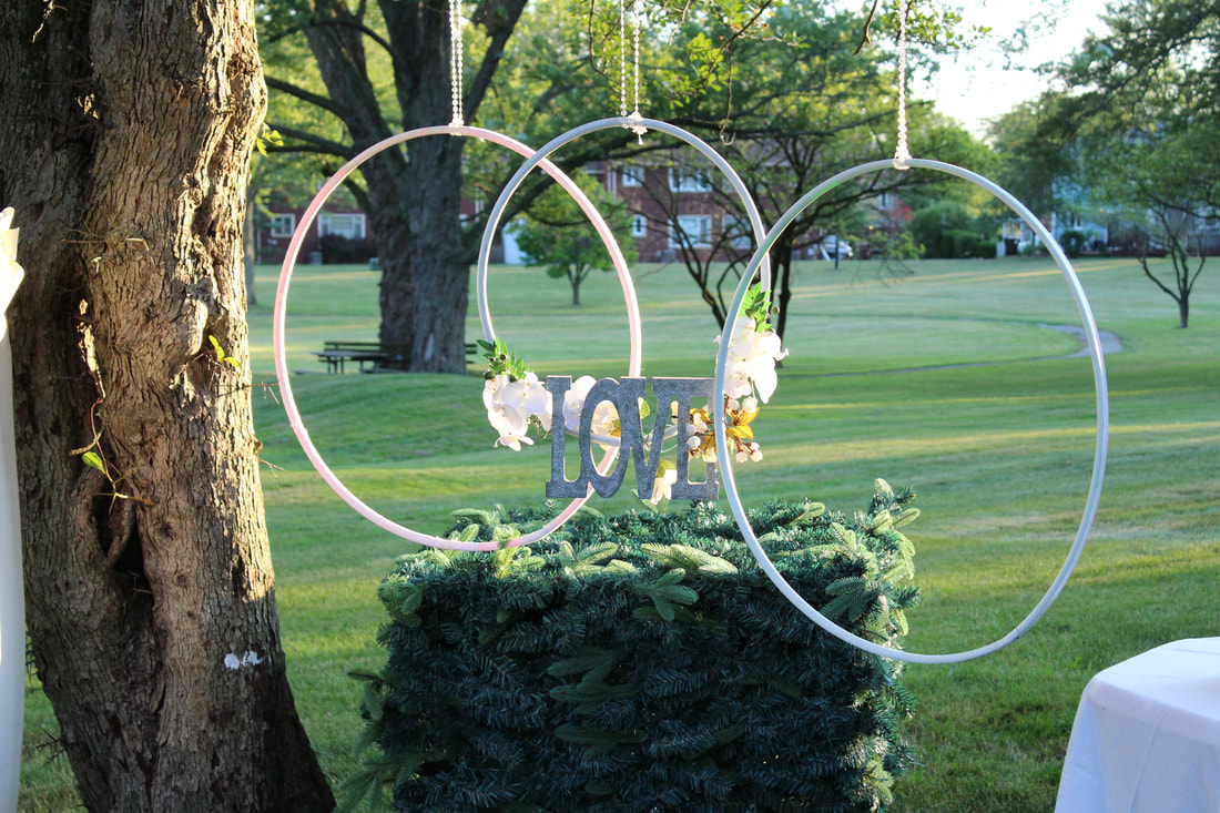 www.JadoreLeDecor.com | A tutorial to help you create a spectacular backdrop for your outdoor wedding, that also serves as the perfect "photo booth"! | Outdoor Wedding | Wedding DIY Backdrop