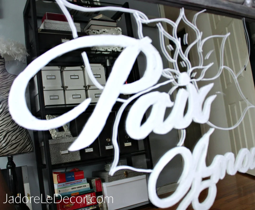 www.JadoreLeDecor.com | Learn how to make a mirrored sign with ease for your wedding, even if you don't have calligraphy skills. | Crafts | DIY | DIY Weddings