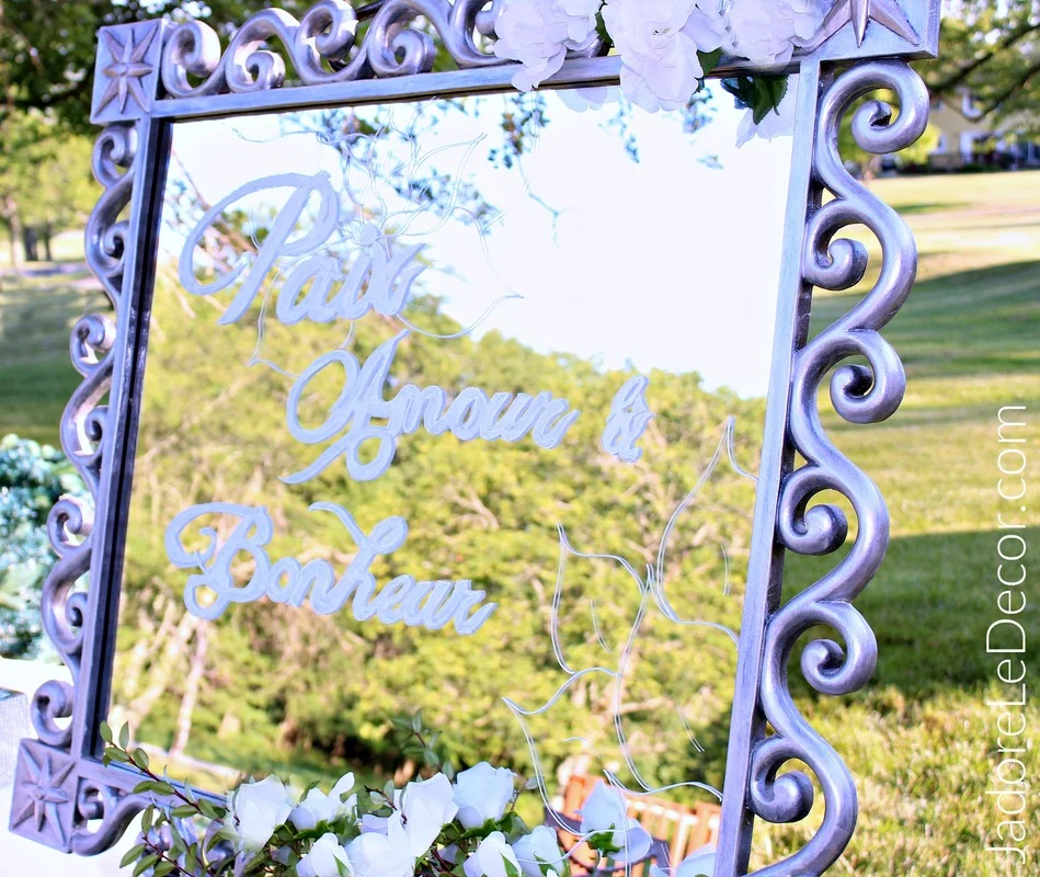 www.JadoreLeDecor.com | Learn how to make a mirrored sign with ease for your wedding, even if you don't have calligraphy skills. | Crafts | DIY | DIY Weddings