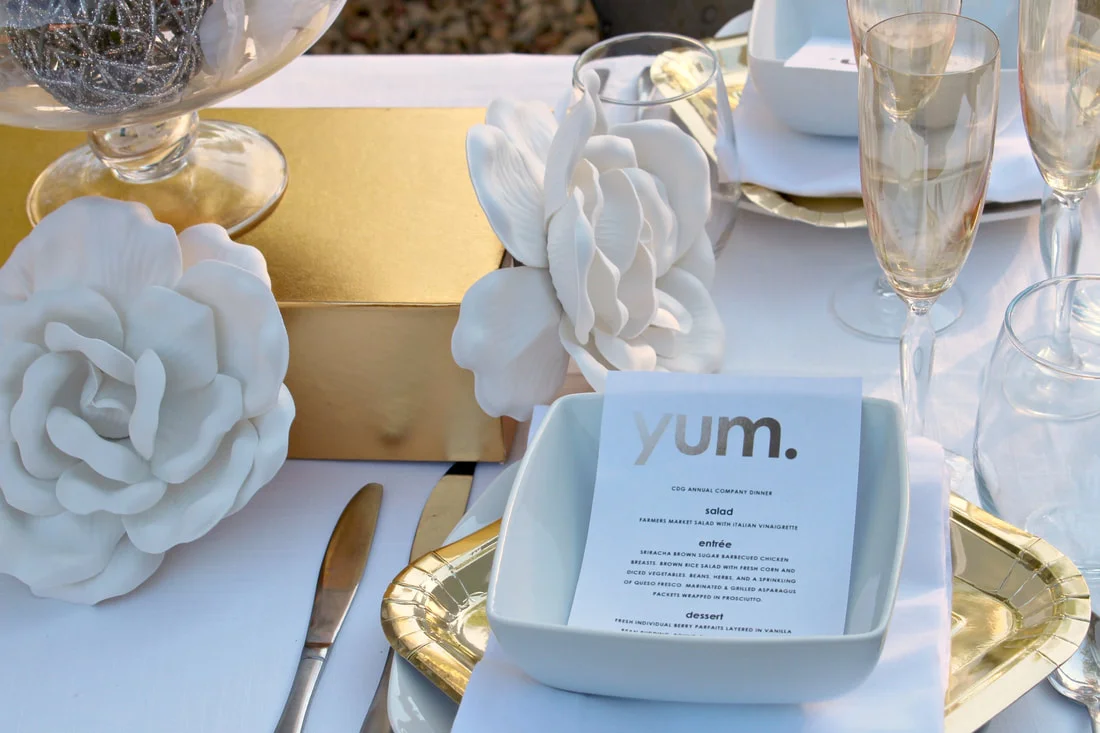 www.JadoreLeDecor.com | Find budget inspiration for your gold and white wedding reception in this staged shoot. | Wedding Color Schemes | Outdoor Wedding | Gold and White Wedding