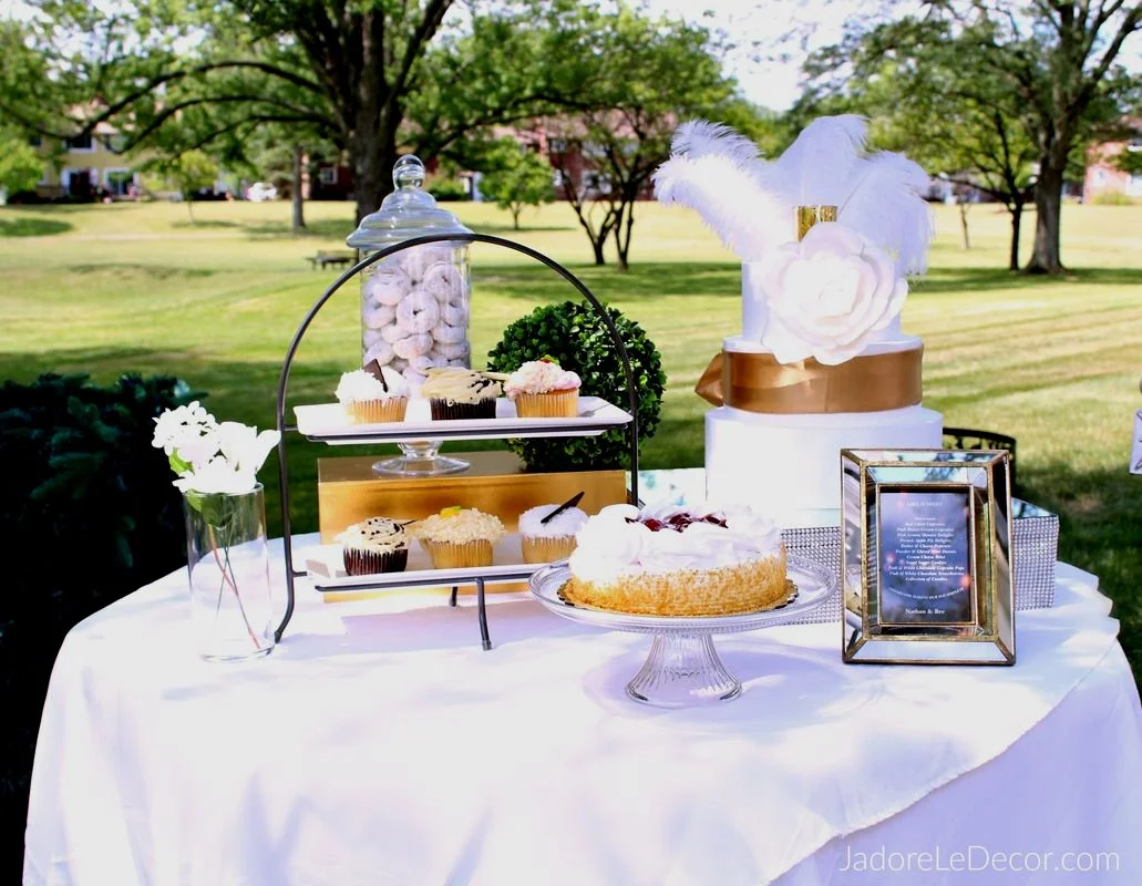 www.JadoreLeDecor.com | Find budget inspiration for your gold and white wedding reception in this staged shoot. | Wedding Color Schemes | Outdoor Wedding | Gold and White Wedding