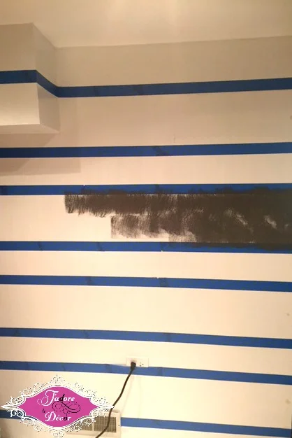 www.JadoreleDecor.com | How to paint horizontal stripes on a wall. 