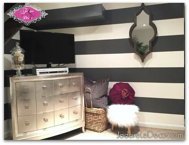 www.JadoreleDecor.com | How to paint horizontal stripes on a wall. 