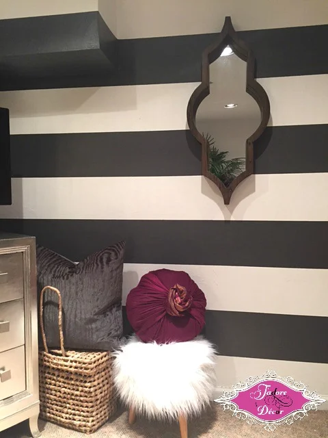 www.JadoreleDecor.com | How to paint horizontal stripes on a wall. 