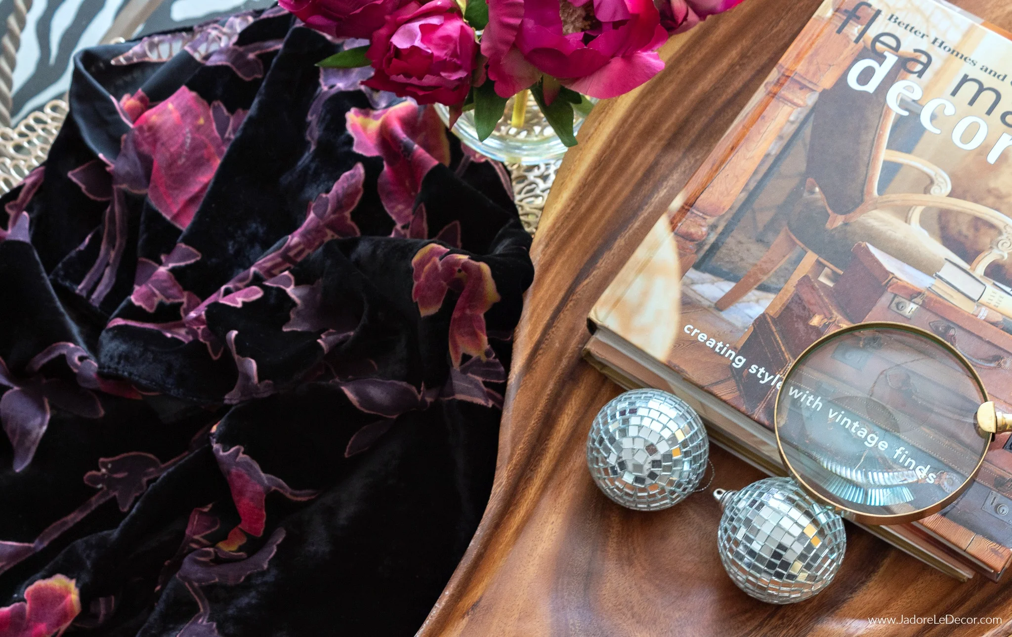 www.JadoreleDecor.com | Crush the Look by Anchoring it With Black | Regardless of your preferred decor style, a little bit of black will raise it to another level