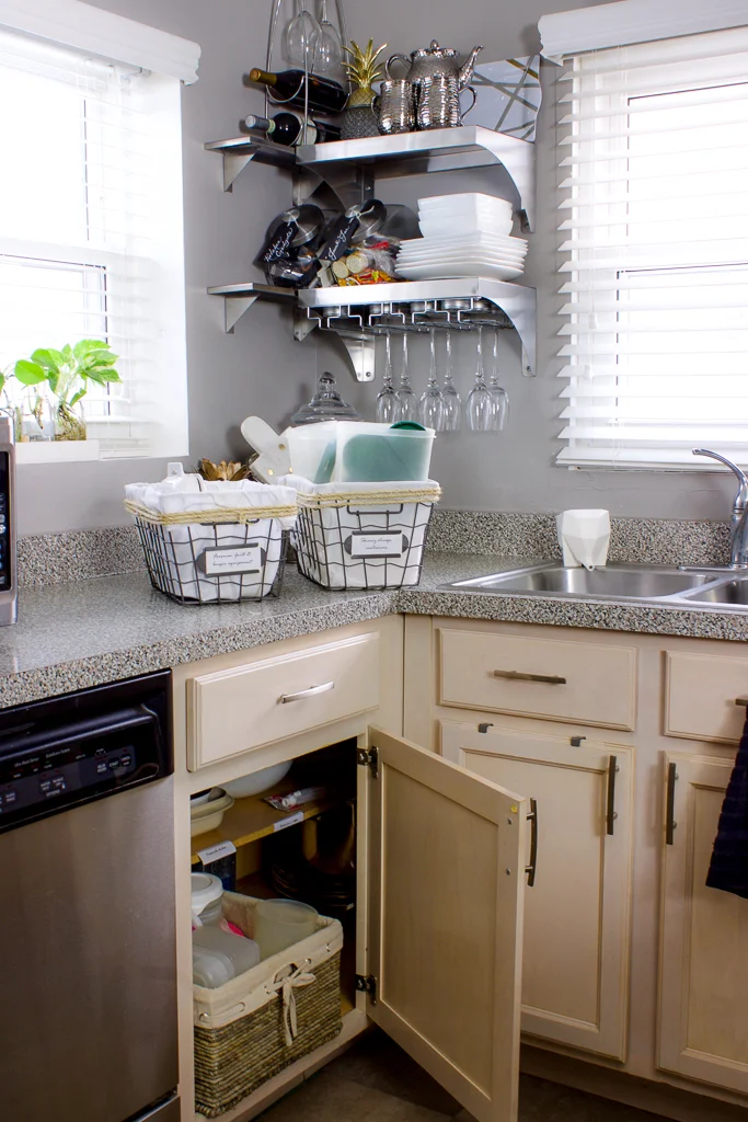 www.jadoreledecor.com | How to Be Flexible in a Small and Unyielding Kitchen | Ideas for organizing your pots, pans and other cooking essentials | #smallspaceorganization #smallkitchen #smallspaceliving