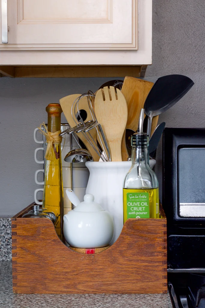 www.jadoreledecor.com | How to Be Flexible in a Small and Unyielding Kitchen | Ideas for organizing your pots, pans and other cooking essentials | #smallspaceorganization #smallkitchen #smallspaceliving