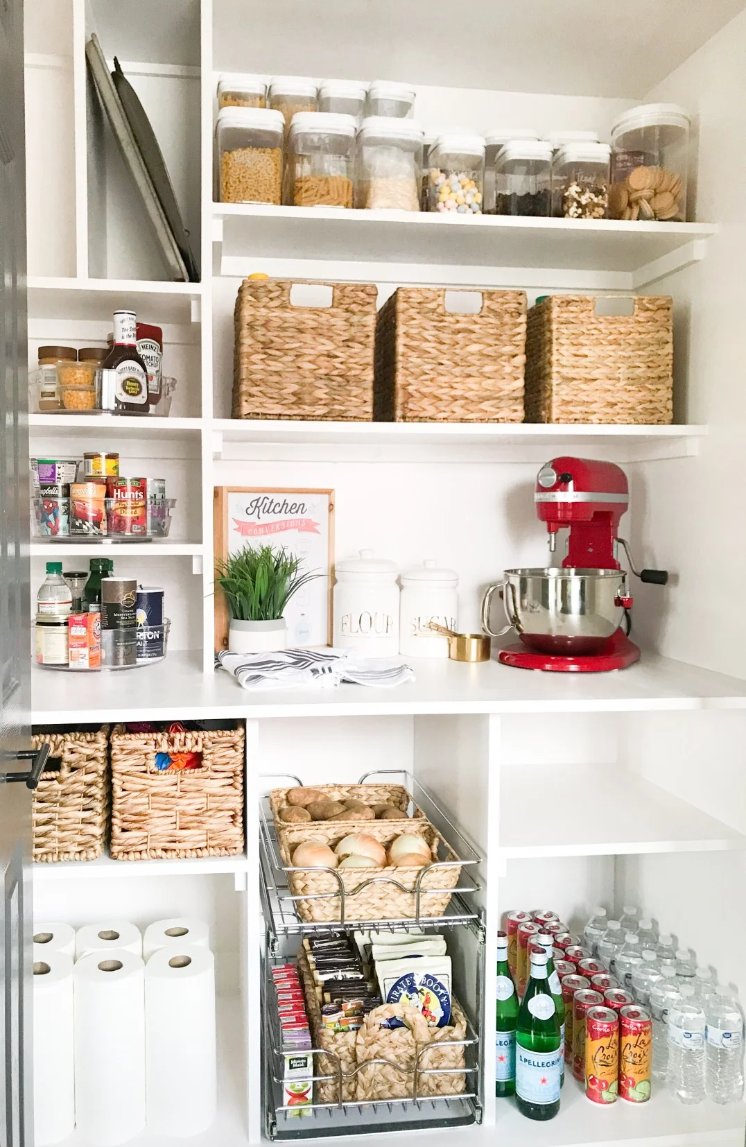 www.jadoreledecor.com | Learn the pitfalls of organizing a small kitchen so that you can have the upper hand | #smallspaceorganization #DIY #smallspaceliving | pantry organization