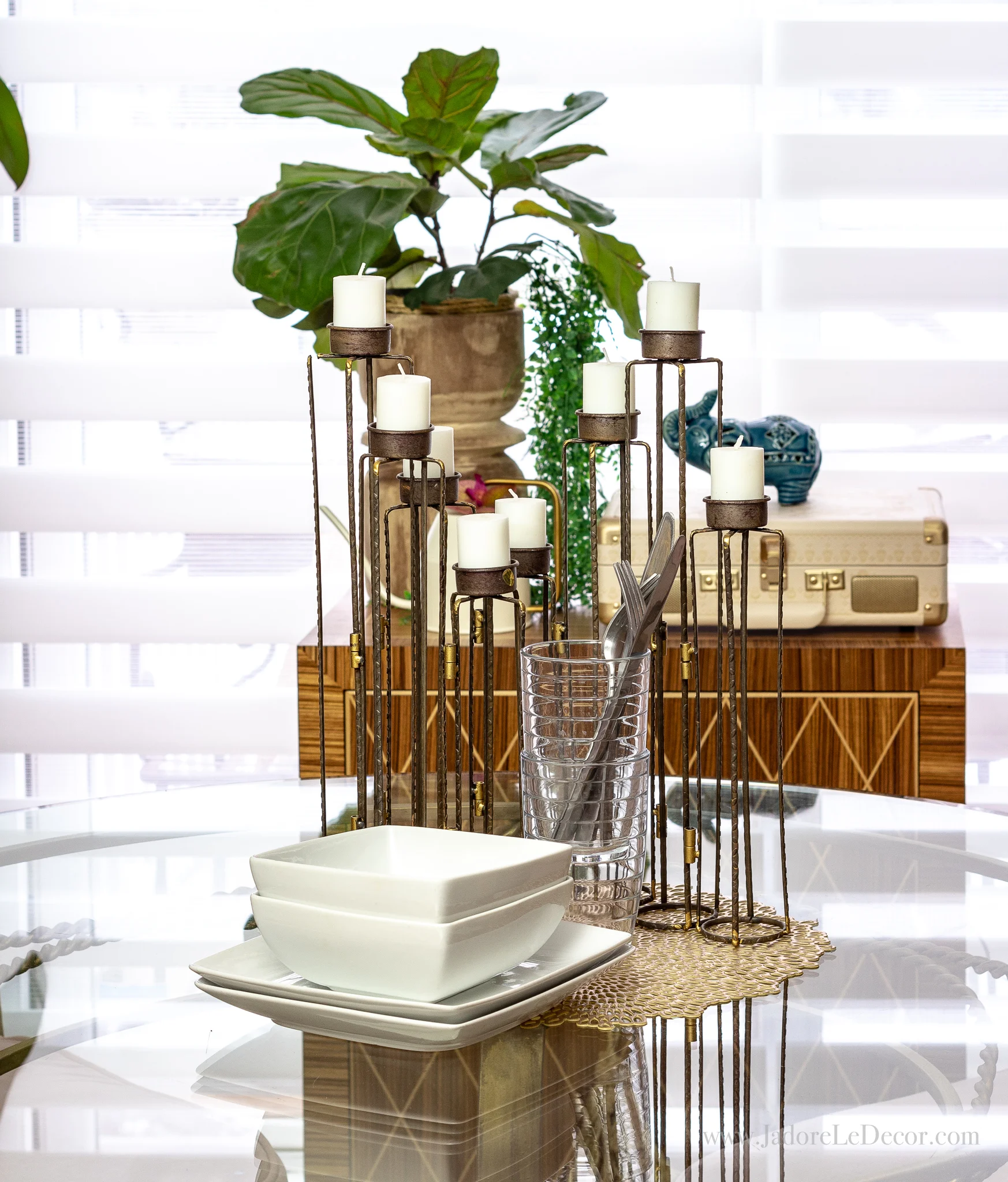 www.JadoreleDecor.com | Follow this simple organization process to reclaim your dining room | Small dining room organization | #wholehouseorganization #smallspaceorganization #diningroomorganization