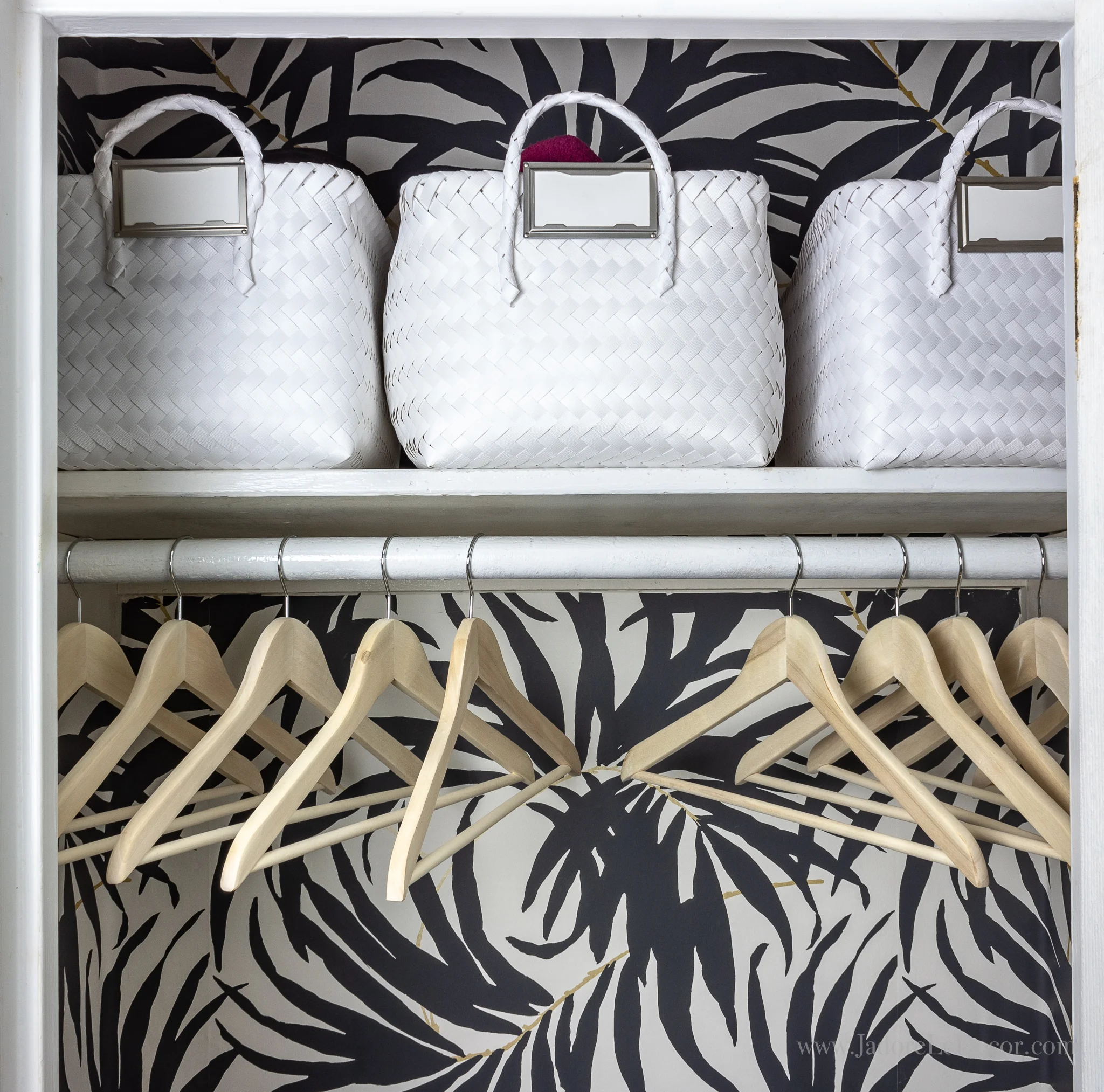 www.jadoreledecor.com | Practical tips for creating a faux entryway when one doesn’t exist | small space organization | bohemian entryway | no entryway| #wholehouseorganizationchallenge #boholuxe #smallspaces #smallentryway
