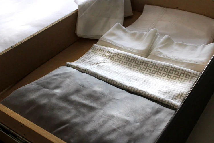 www.jadoreledecor.com | Small Master Bedroom Organization What You Need to Know| Best tips for small master bedroom organization #bohemian #bohodecor #eclectic #globalbohemianchic #bohomodern #bohochic #bohoglam #globalbohemian #globalglambohemian #colorfulboho #smallmasterbedroomorganization #smallbedroom #masterbedroom #organization