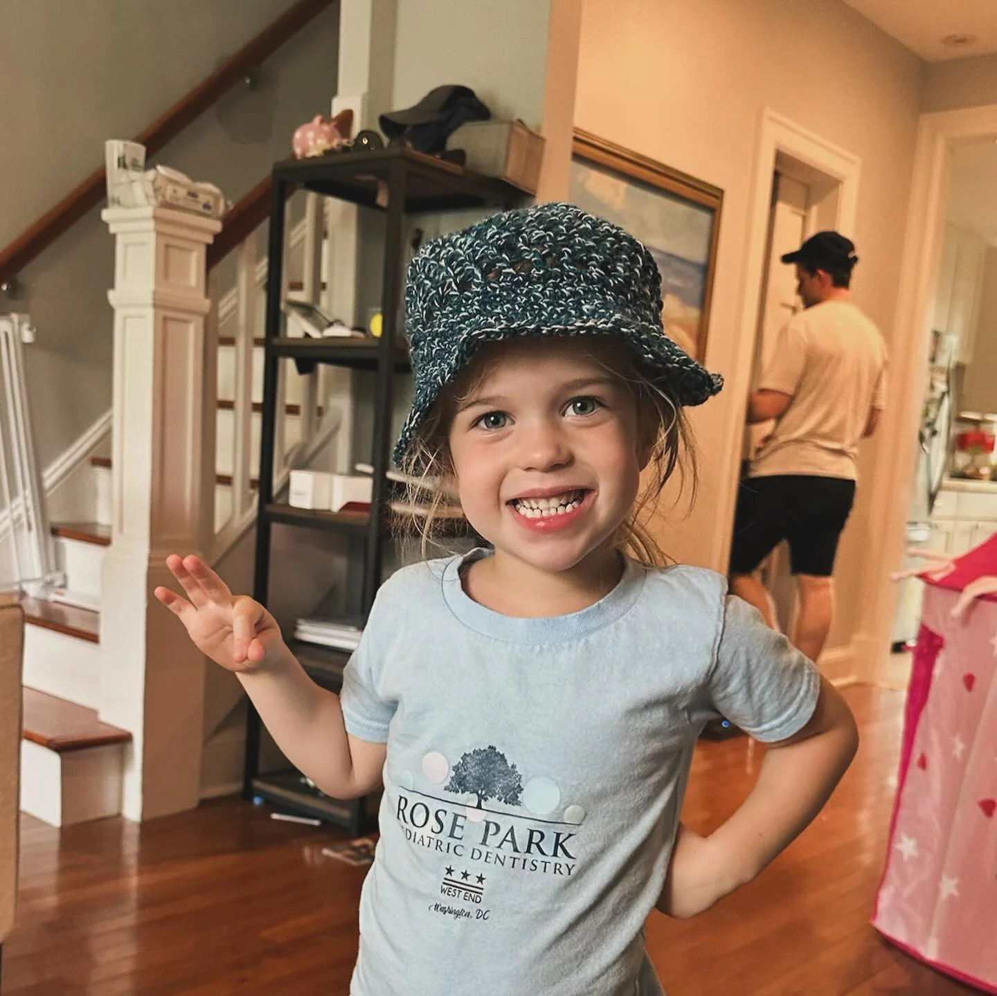 My favorite model with the bucket hat made for her brother..:🧶🔮

#grannyAnnie #crochetallday