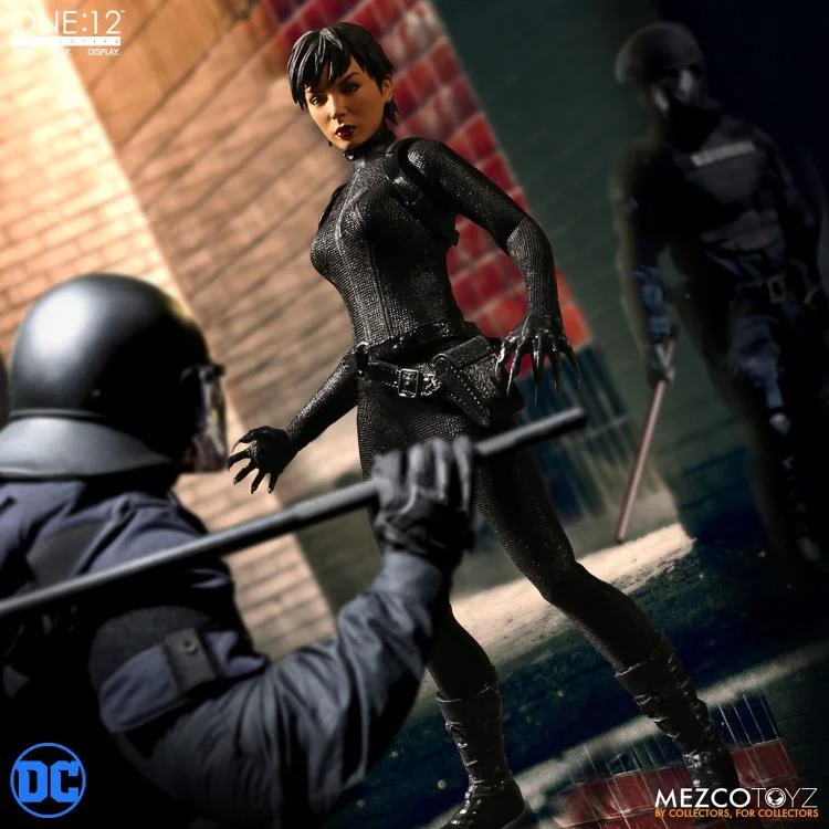 catwoman_mezco12.jpg
