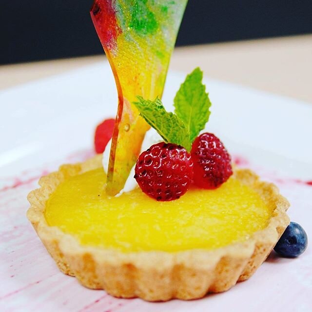 What&rsquo;s more refreshing than a Lemon Tart for dessert 🍋 
#kathygandcompany #catering #birminghamcatering #birminghamcaterer #bhamcaterer #alabamacaterer #alabamacatering #birminghamevents #bhamevents #corporateevents #corporatedinner #alabamawe