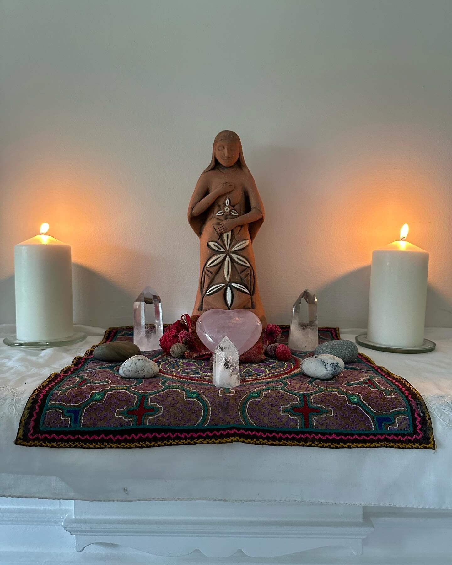 Beautiful shrine for the mothers and babies at Mamaheaven. Thank you @erikatourell_tantra - good to have you back!
#mamaheaven #motherandbabyyoga #motherandbabyretreat #peace #powerofthemother 
Next retreat in September - check link in bio to book 🌸