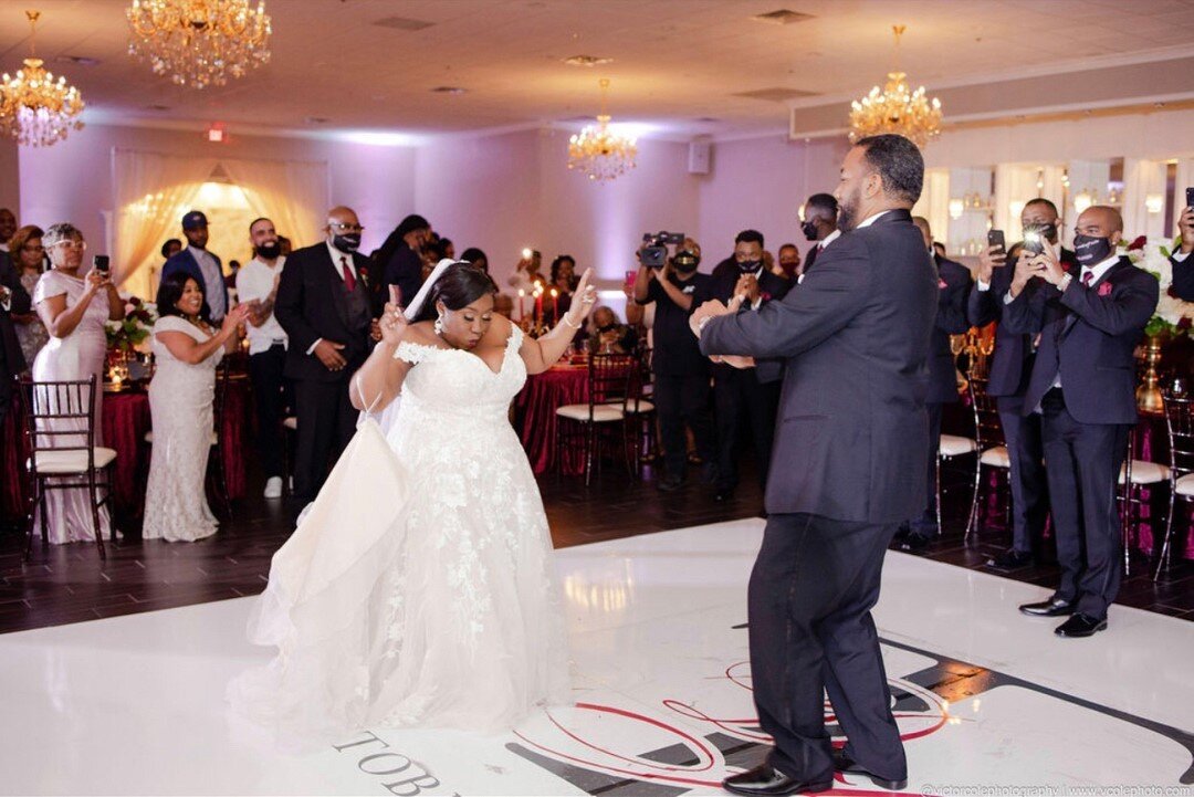 We love dancing the night away with the sweetest couples at our venue! ✨ Tag your favorite person to break it down in the dance floor with! ⠀⠀⠀⠀⠀⠀⠀⠀⠀
&bull;⠀⠀⠀⠀⠀⠀⠀⠀⠀
&bull;⠀⠀⠀⠀⠀⠀⠀⠀⠀
&bull;⠀⠀⠀⠀⠀⠀⠀⠀⠀
 #soireebride #birminghamweddingvenue #birminghamwed