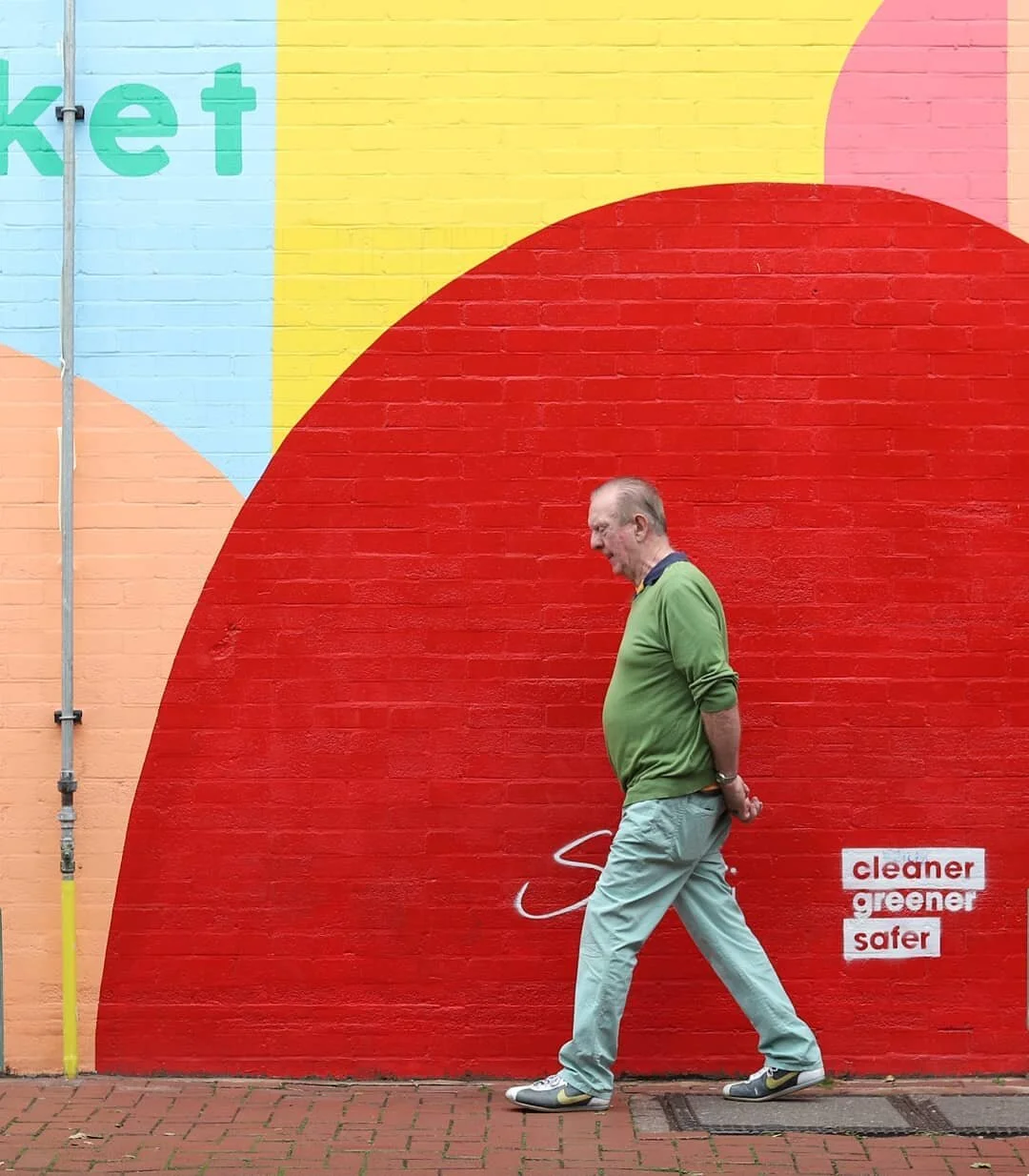 Live a colourful life 
.
.
.
#catchingstories
#streetphotography #streetcandid_worldwide #streetphotographer #everybodystreet #capturestreets #storyofthestreet #photoobserve #streetphotographyCommunity #aspfeatures #ourstreets #lensculture #peoplepho