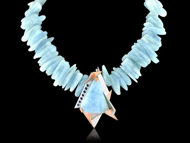 Aquaumarine necklace with sapphires in blades of silver and red gold