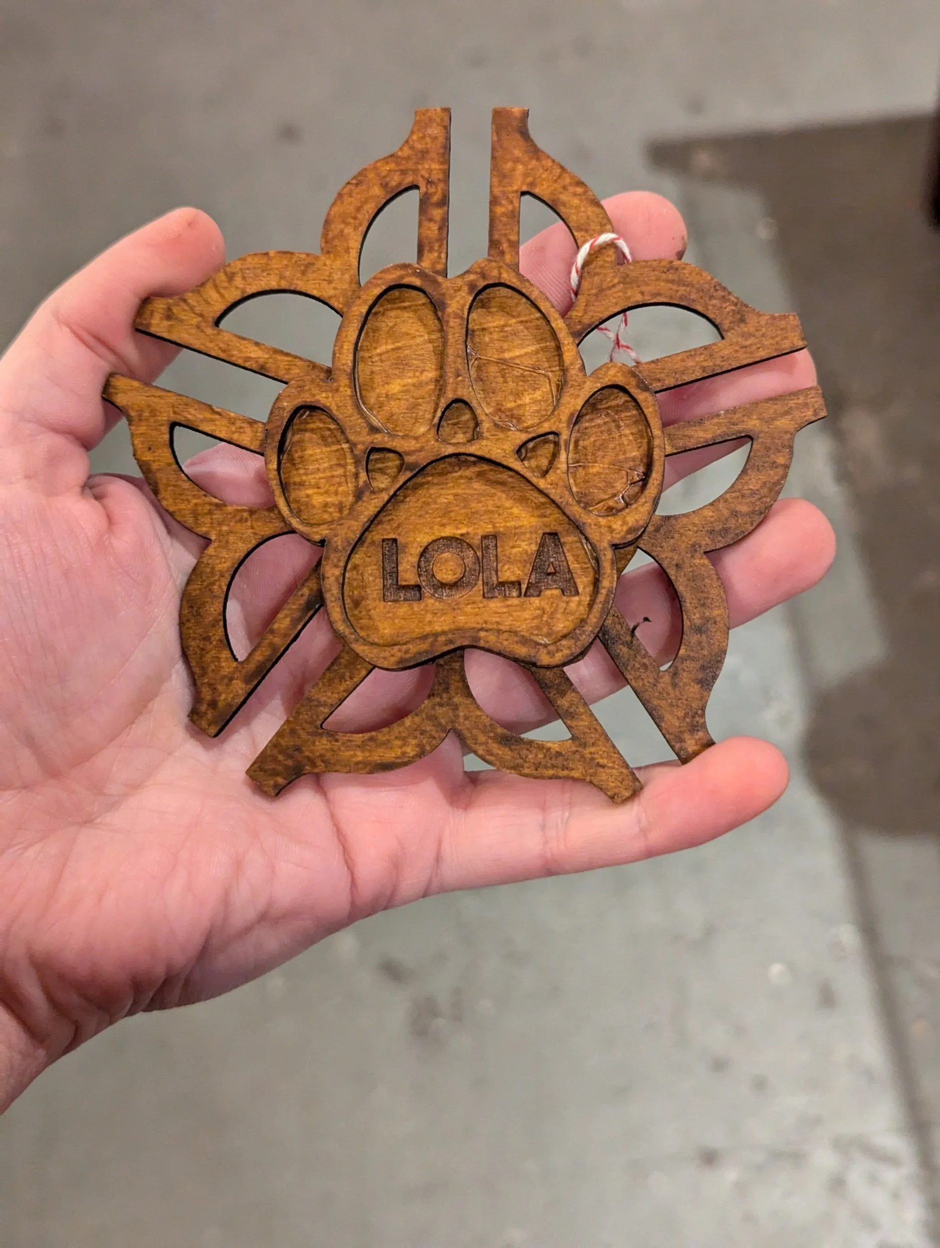 Dog paw ornament with pet's name in the center (Winter 2024)