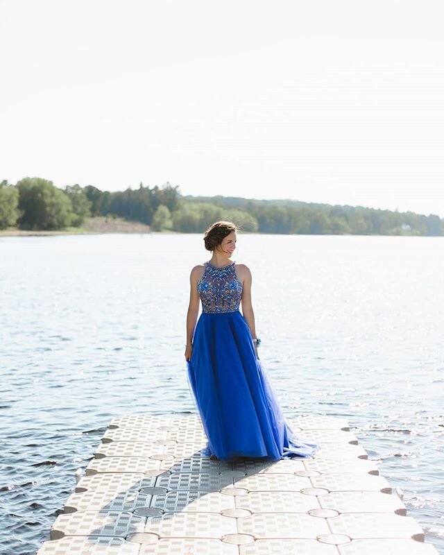 Definitely the most memorable prom ever

Dress: @theweddingchapelbridalboutique