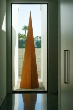 <div class="img-title">"Pyramid", 2017</div>