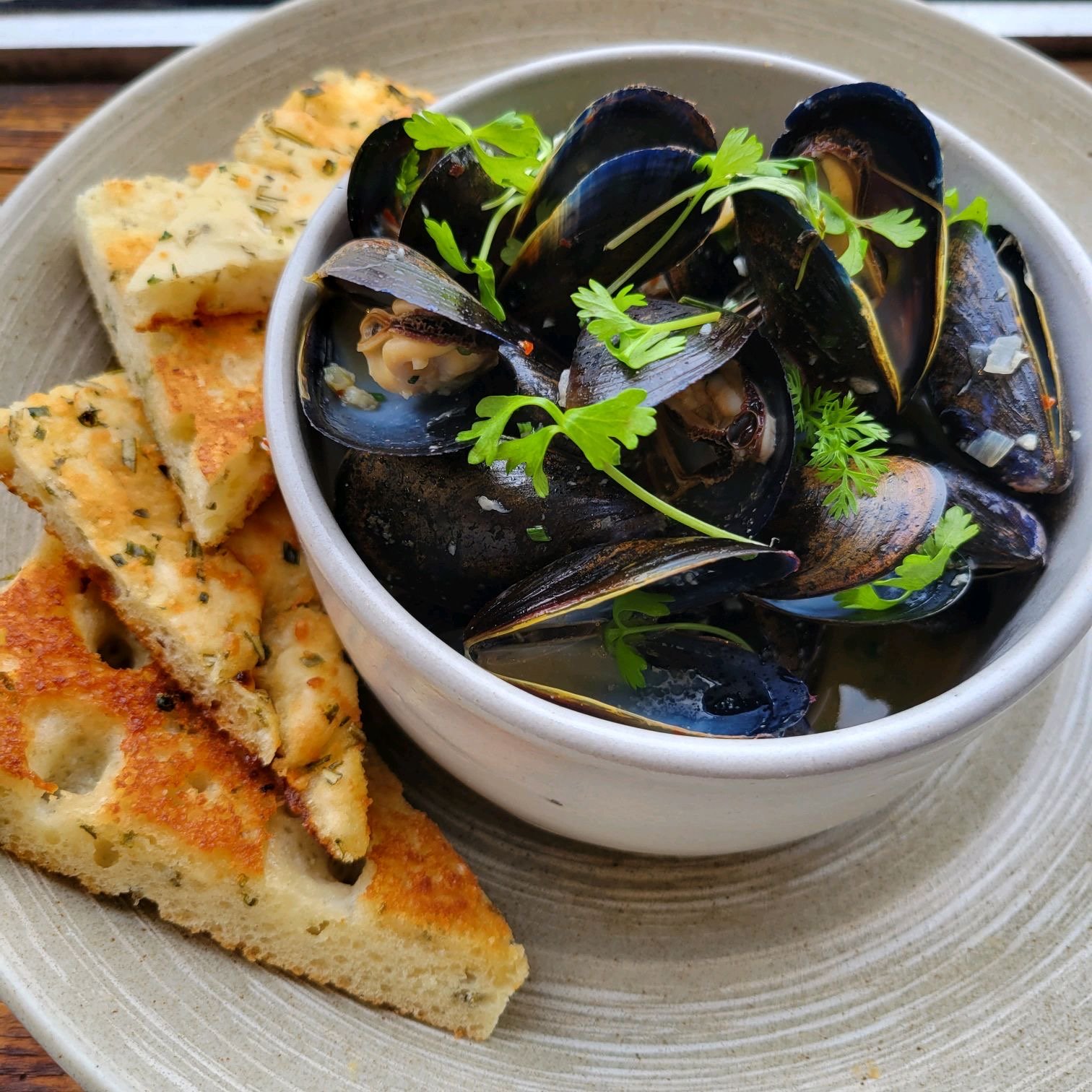 Pinot Grigio Mussels.JPG