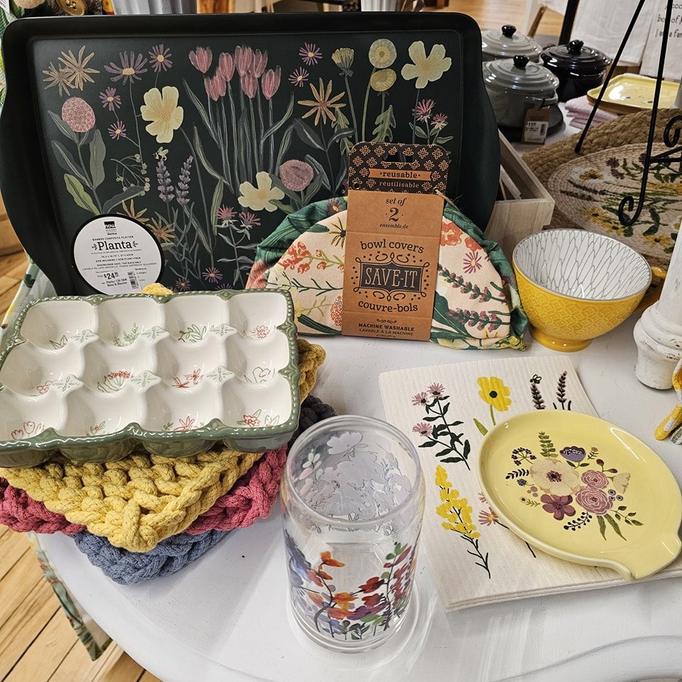 Brighten up your kitchen for spring with these floral culinary items including these darling insulated totes that fold up for compact storage. 💐
.
.
.
.
#Spring #floralculinary #mnboutiques #mnsmallbusiness #boutiqueshopping #mnshop #mnretail #mnloc