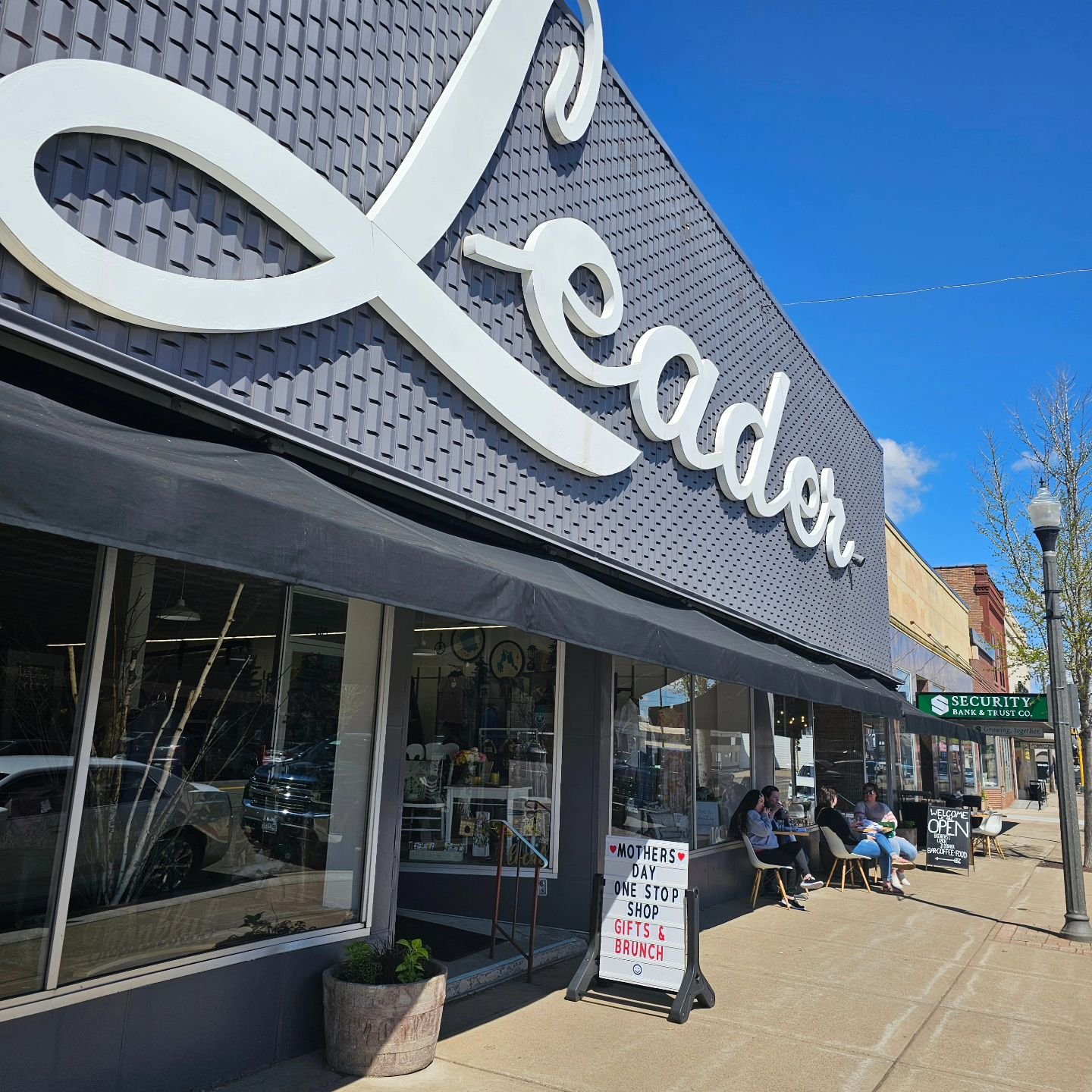 It's a beautiful day for outside dining! 🌞🍽
.
.
.
.
#leader1918 #cambridgemn #outdoordiningmn #eatdrinkdishmn #forkyeah #sunshine