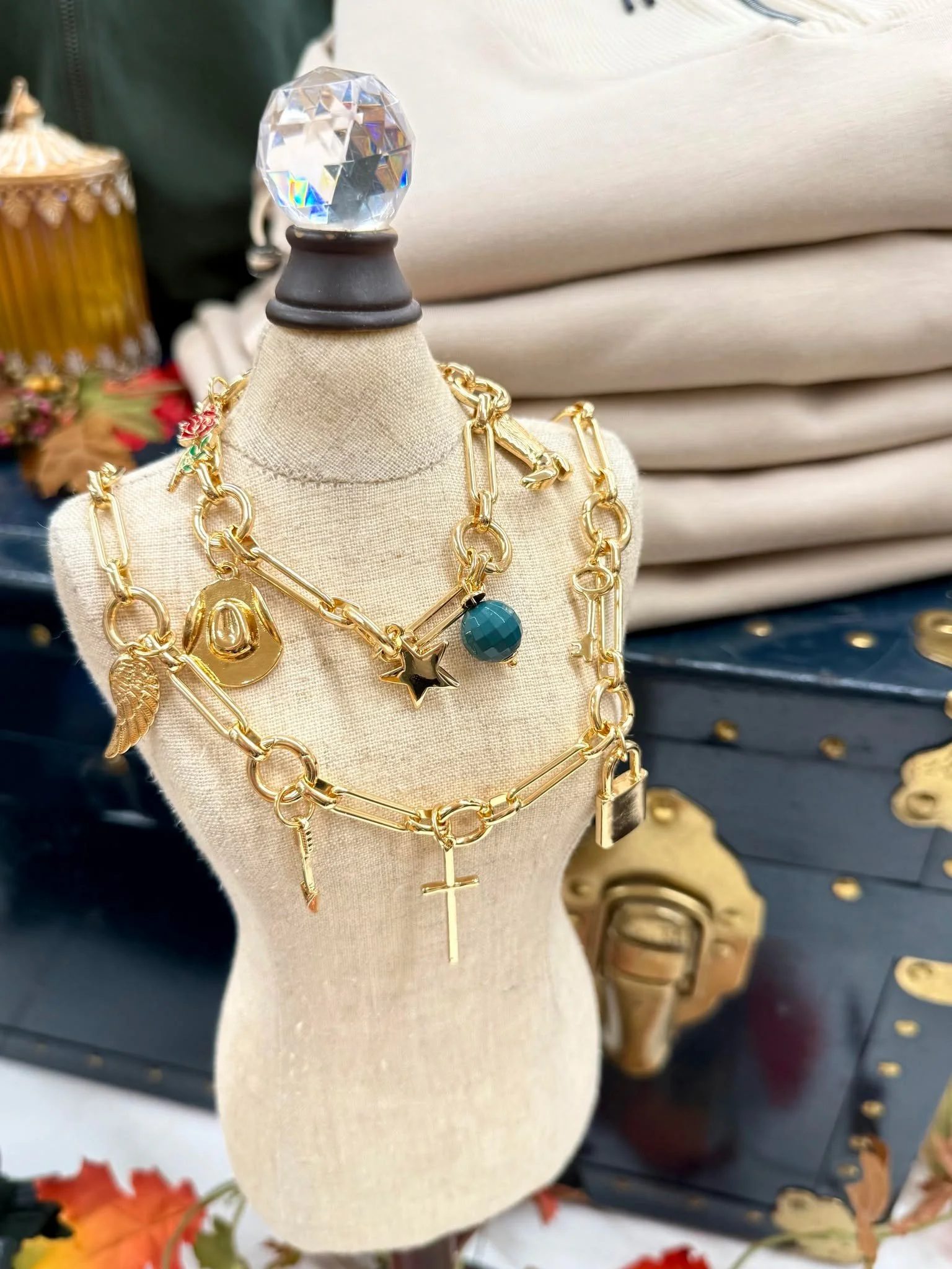 Charm necklaces &amp; bracelets are the latest craze! 😍
Pick your chain, choose your charms, and create a look that&rsquo;s totally YOU!
Perfect for gifting (or keeping 😉)
.
.
.
.
@canvas_style #charms #charmbracelet #charmnecklace #designyourownje