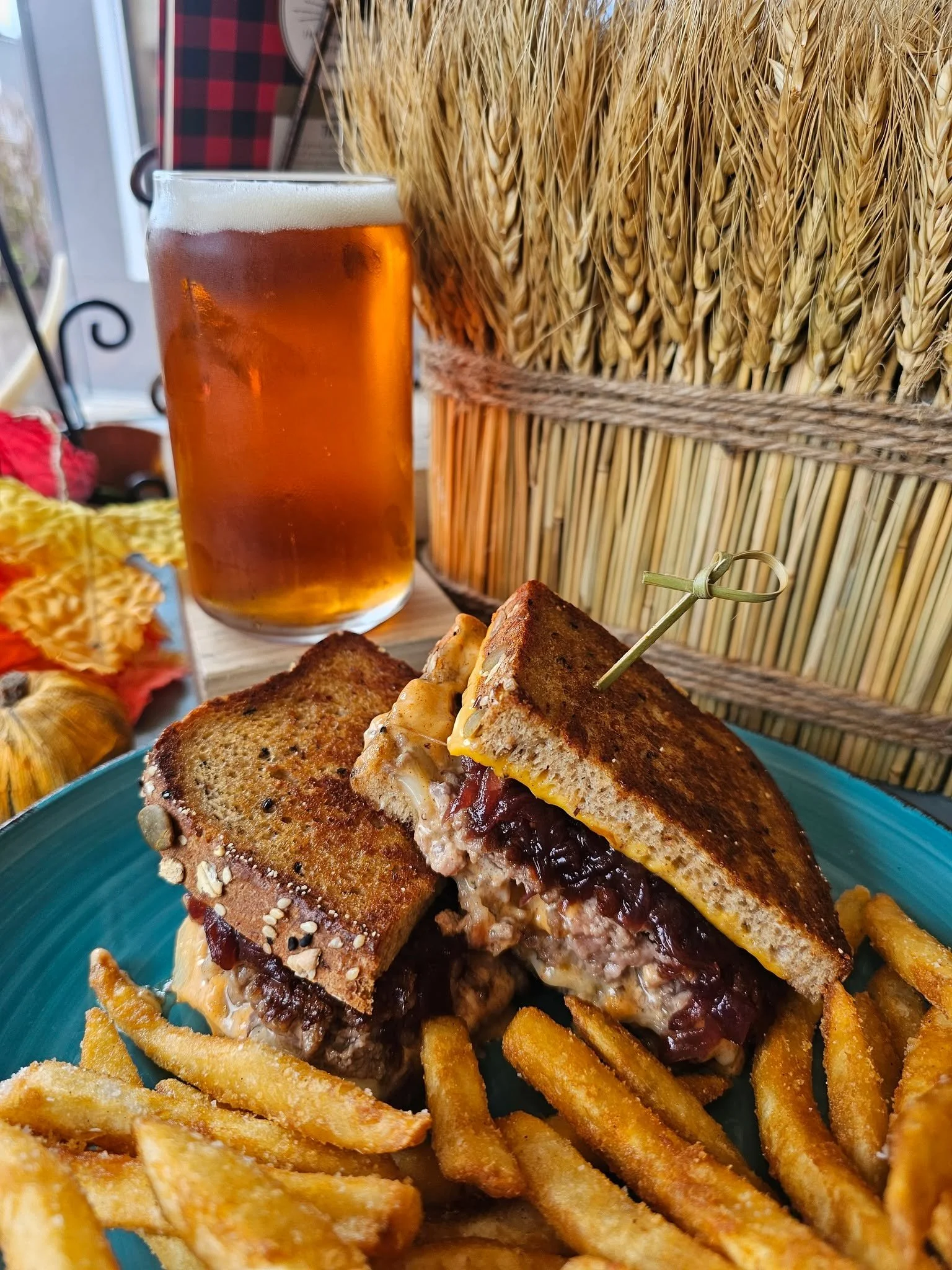 You know what pairs perfectly with a Frisco Melt? An ice-cold Oktoberfest Beer from Lupulin Brewery! 🍔🍺🤩
.
.
.
.
@lupulin_brewing  #burgerandbeer #friscomelt #oktoberfestbeer #lupulinbrewing #MNeats #MPLSfoodie #getinmybelly #leader1918 #cambridge