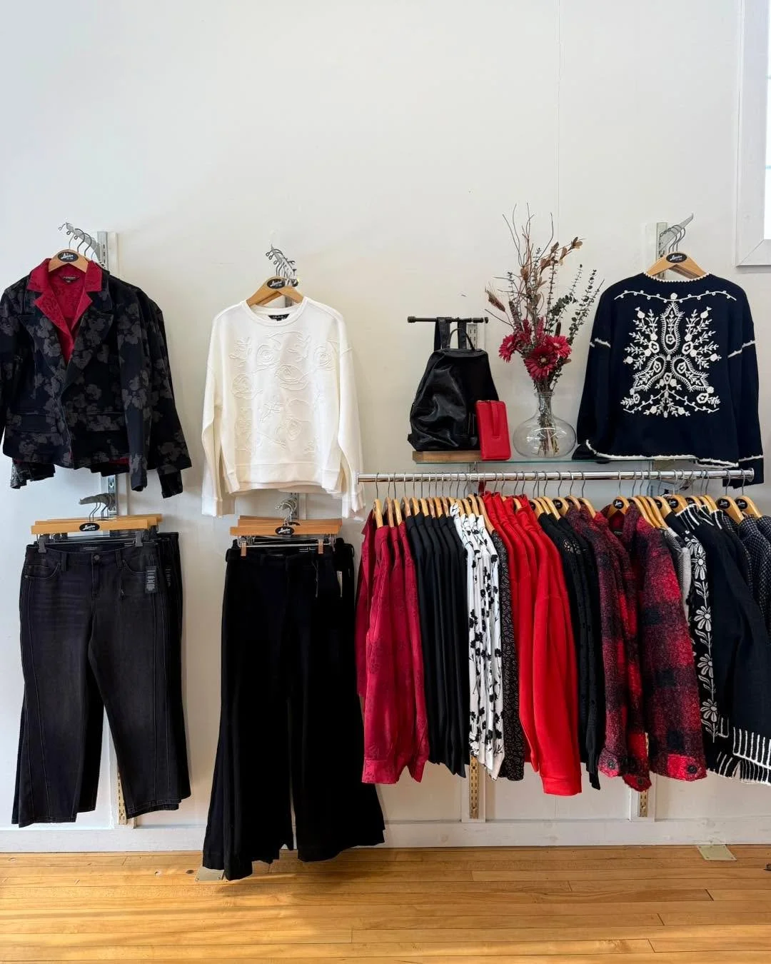 Find 𝓬𝓵𝓪𝓼𝓼𝓲𝓬, 𝓺𝓾𝓪𝓵𝓲𝓽𝔂 &amp; 𝓽𝓲𝓶𝓮𝓵𝓮𝓼𝓼 piece&rsquo;s to refresh your look at 𝓛𝓮𝓪𝓭𝓮𝓻. &hearts;️ 
.
.
.
.
#mnsmallbiz #mnshopsmall #leader1918 #mnboutique #boutique #mnlocalbusiness #cambridgemn #mnlocal #mnshop #mnsmallbusine