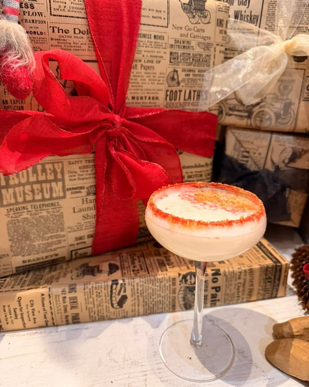 N E W  holiday Special ~

𝓥𝓮𝓻𝔂 𝓜𝓮𝓻𝓻𝔂 𝓜𝓪𝓻𝓽𝓲𝓷𝓲 &hearts;️ 🎄 

&bull; Irish cream
&bull; vodka 
&bull; amaretto
&bull; house-made gingerbread syrup 
.
.
.
.

.
.
.
.

#leader1918 #mncocktail #eatdrinkdishmpls #cambridgemn #drinkspecial #