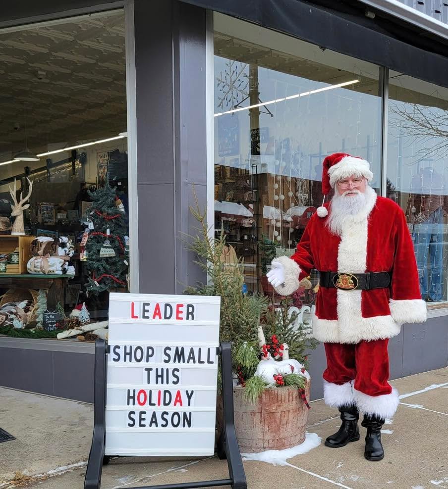 𝓢𝓱𝓸𝓹 𝓢𝓶𝓪𝓵𝓵 𝓑𝓾𝓼𝓲𝓷𝓮𝓼𝓼 - you heard it from Santa! 🎅 🎁 

Thank you to everyone who came in for a visit &amp; to take pictures today! 🎄 ✨ 
.
.
.
.
#mnsmallbiz #mnshopsmall #leader1918 #mnboutique #boutique #mnlocalbusiness #cambridgemn