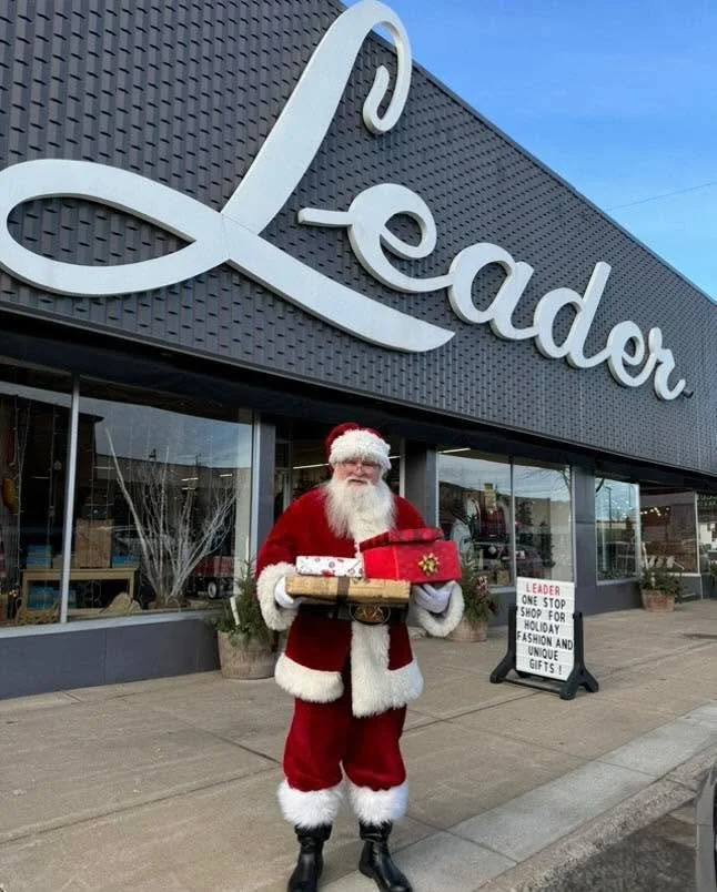 𝓢𝓪𝓷𝓽𝓪 𝓒𝓵𝓪𝓾𝓼 is coming to town 
T O M O R R O W! 🎄 ✨ 

Come into 𝓛𝓮𝓪𝓭𝓮𝓻 between 1-3pm to meet him &amp; snap a picture 📸 🙌 

𝓢𝓪𝓷𝓽𝓪 will also be dining with us from 12-1pm 😊

Invite a friend, grab some lunch &amp; check out the