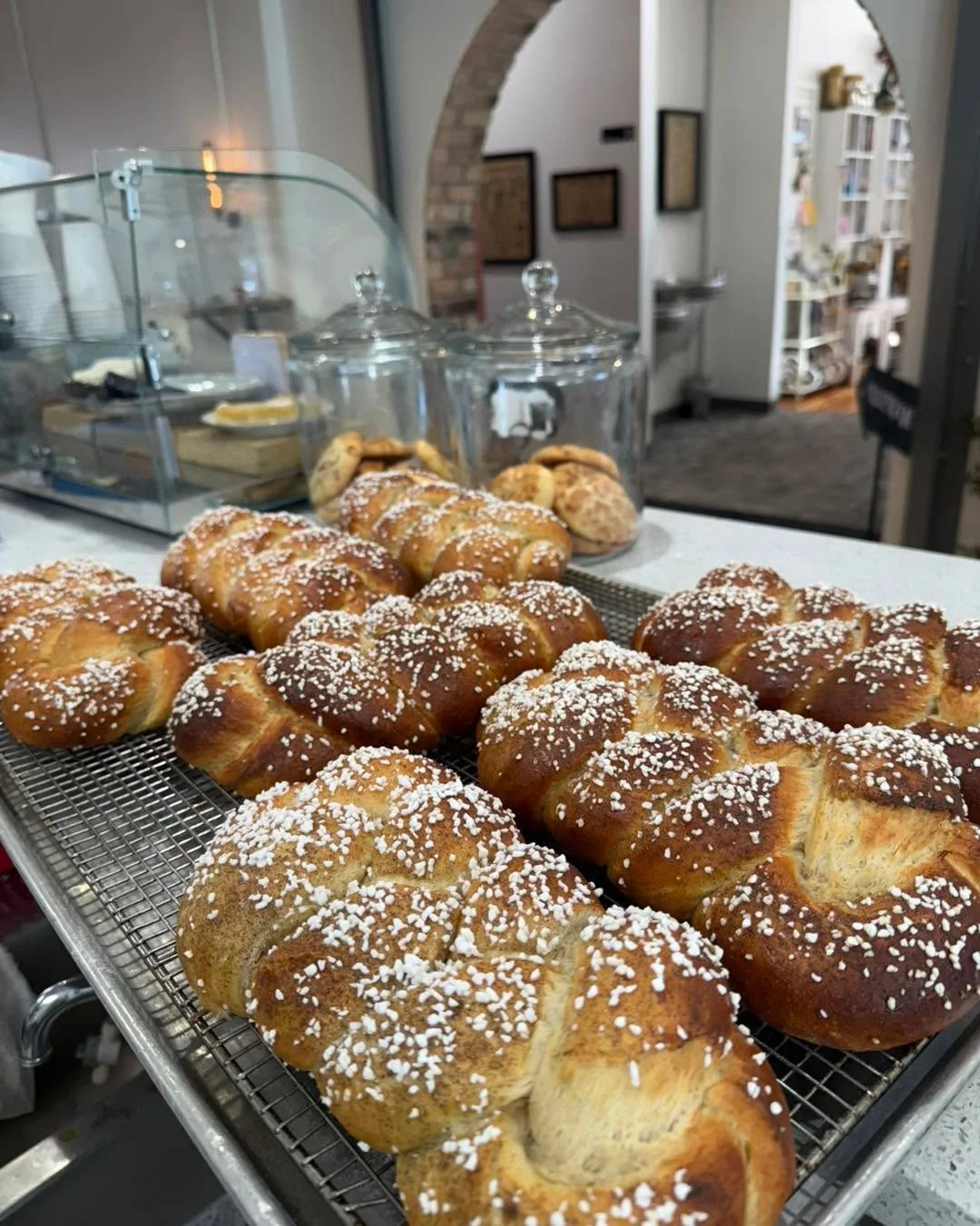 Find freshly baked 𝓒𝓪𝓻𝓭𝓪𝓶𝓸𝓶 𝓫𝓻𝓪𝓲𝓭𝓼 in 𝓞𝓻𝓵𝓮𝔂&rsquo;𝓼 𝓜𝓪𝓻𝓴𝓮𝓽 today ⭐️ 

.
.
.
.
#orleysmarket #leader1918 #coffeelover #mncoffee #mncoffeeshop #coffee #coffeeflights #coffeeflight #cardamom