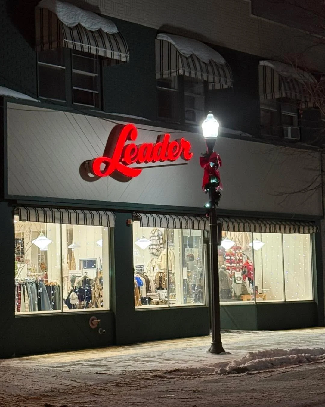 Merry Christmas ❤️ 🎄 ✨ 
.
.
.
.
#mnsmallbiz #mnshopsmall #leader1918 #mnboutique #boutique #mnlocalbusiness #cambridgemn #mnlocal #mnshop #mnsmallbusiness #mnboutiques #votedminnesotasbest #mainstreet #myleaderstyle #mainstreetusa